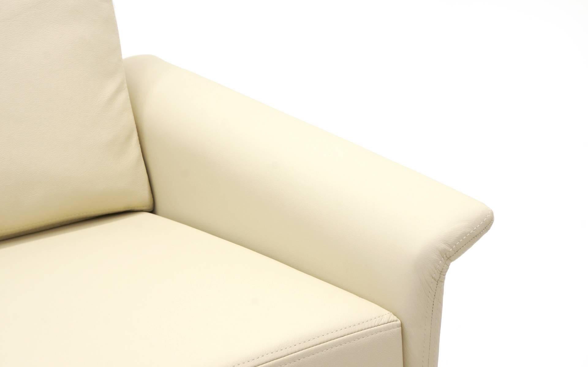 Viersitziges Sofa von Hans Olsen, weiß/ elfenbeinfarbenes Leder mit Palisanderbeinen. Restauriert. (Norwegisch) im Angebot