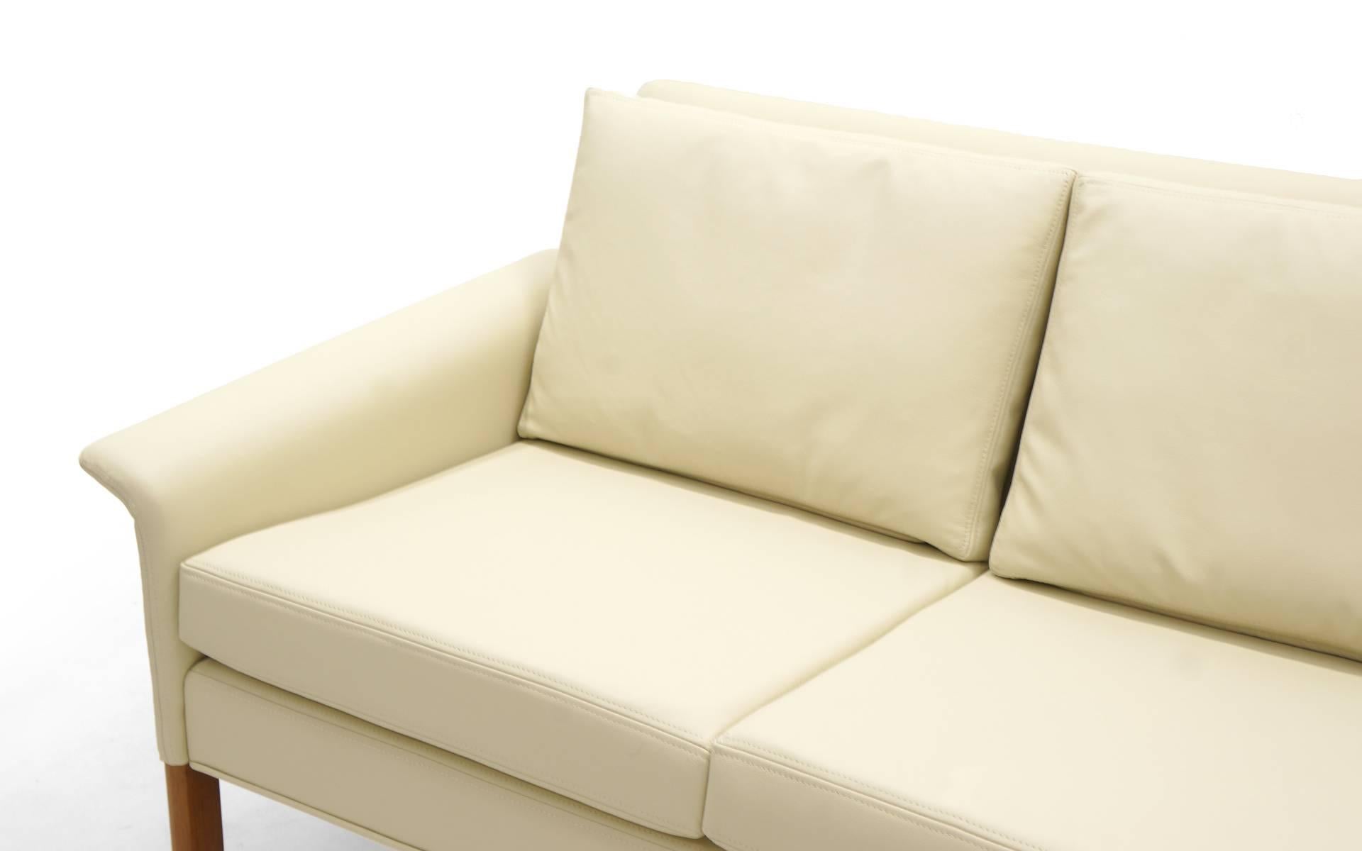 Viersitziges Sofa von Hans Olsen, weiß/ elfenbeinfarbenes Leder mit Palisanderbeinen. Restauriert. im Zustand „Gut“ im Angebot in Kansas City, MO