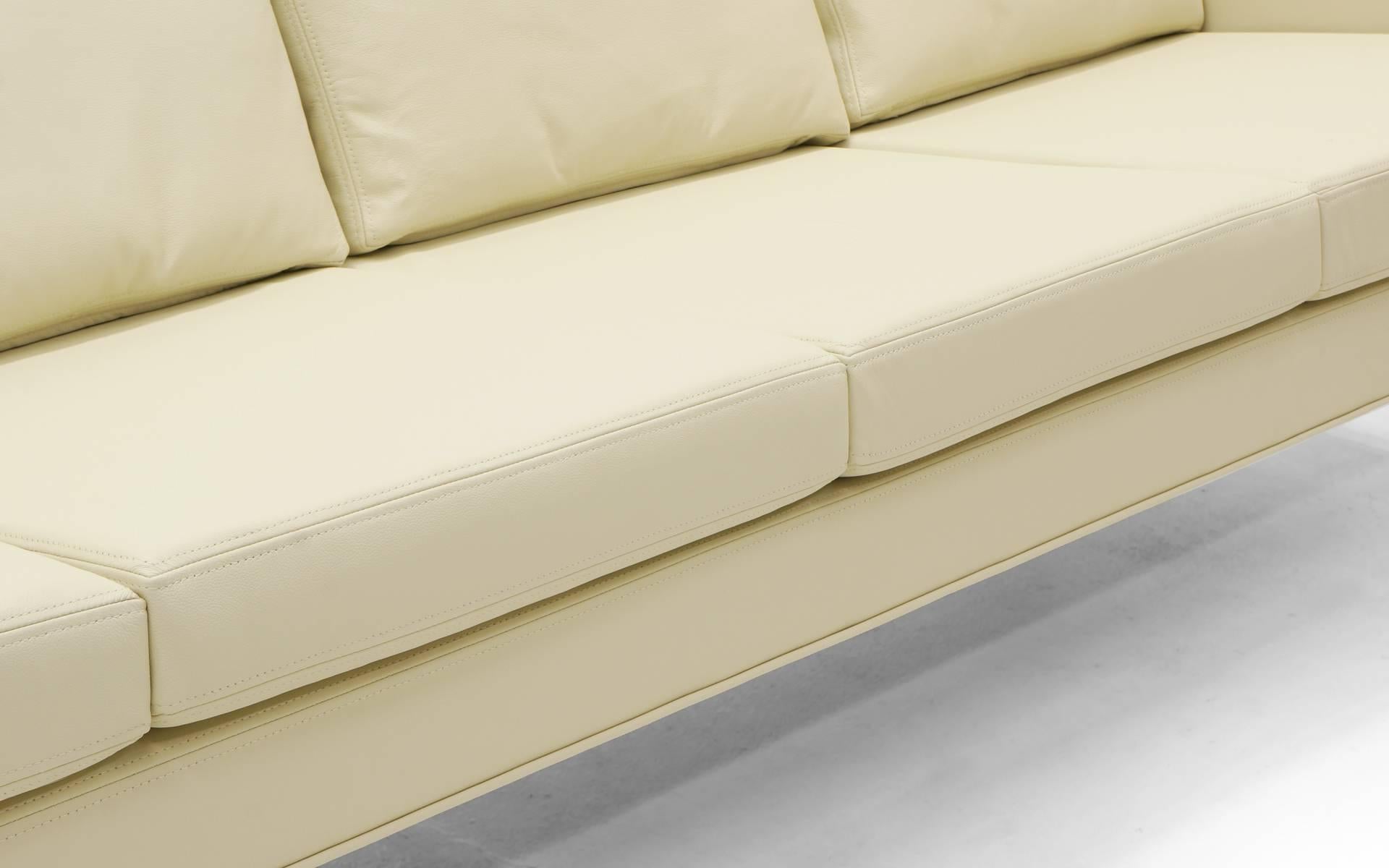 Viersitziges Sofa von Hans Olsen, weiß/ elfenbeinfarbenes Leder mit Palisanderbeinen. Restauriert. (Mitte des 20. Jahrhunderts) im Angebot