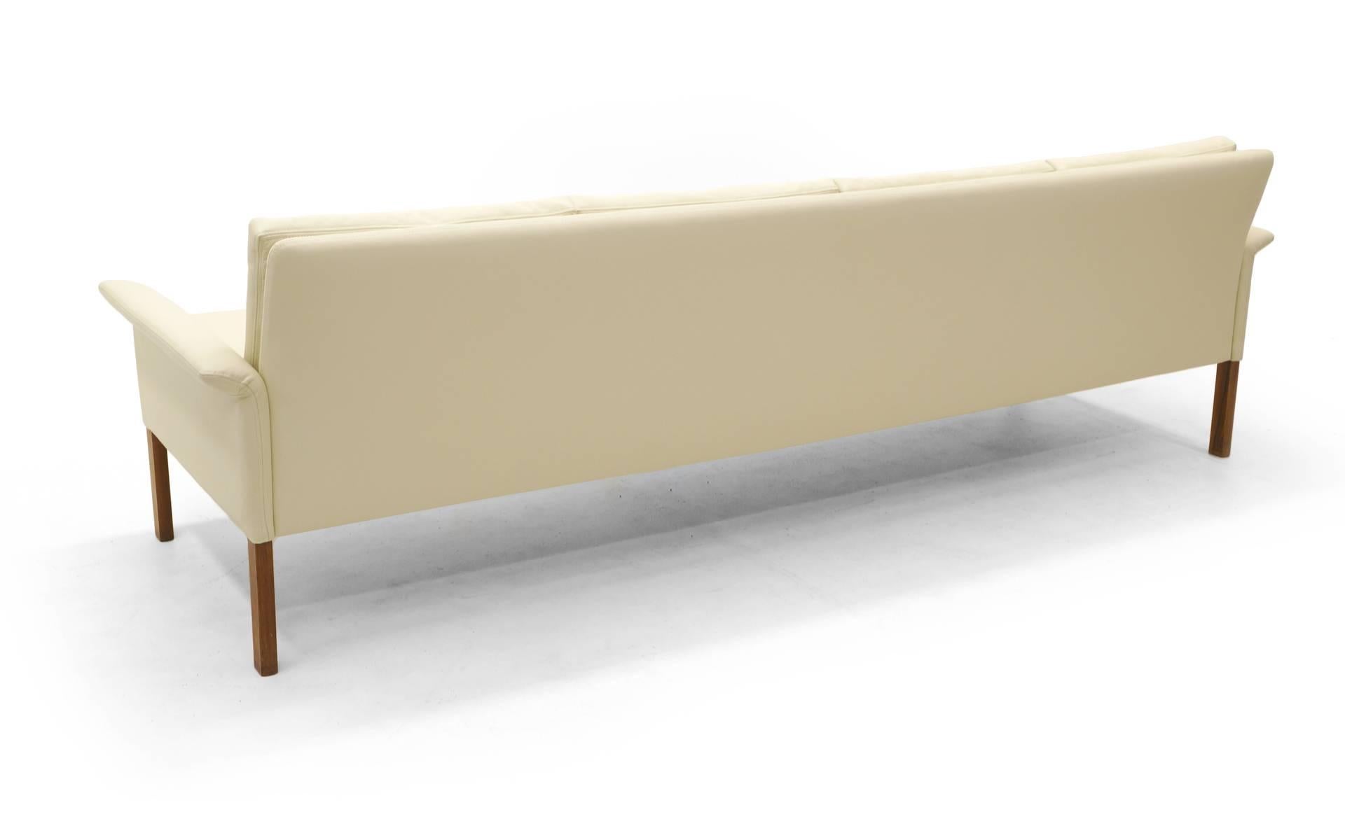 Viersitziges Sofa von Hans Olsen, weiß/ elfenbeinfarbenes Leder mit Palisanderbeinen. Restauriert. (Rosenholz) im Angebot