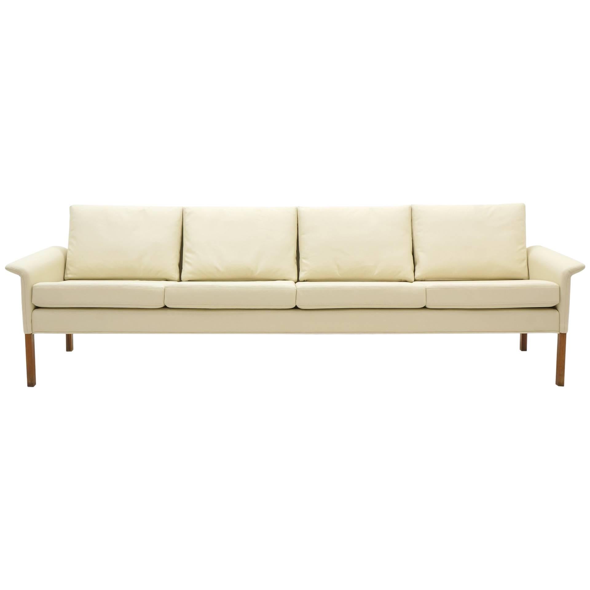 Viersitziges Sofa von Hans Olsen, weiß/ elfenbeinfarbenes Leder mit Palisanderbeinen. Restauriert.