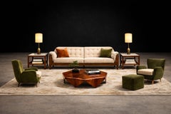 Sofá de cuatro plazas en palisandro brasileño con respaldo esculpido y cálido bouclé, JD Moveis