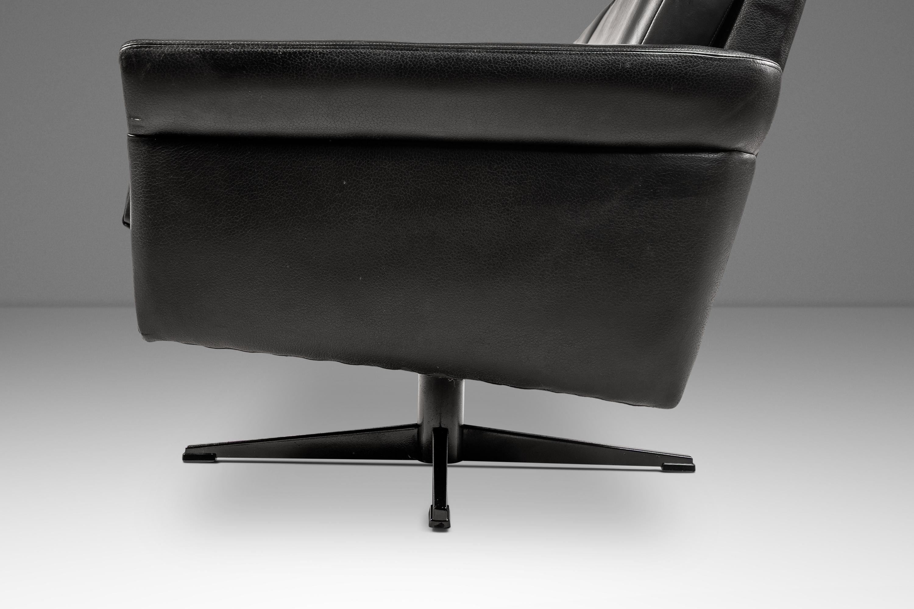 Four-Seat Sofa in Vinyl Attributed to H.W. Klein for Bramin, Denmark, c. 1960s For Sale 5