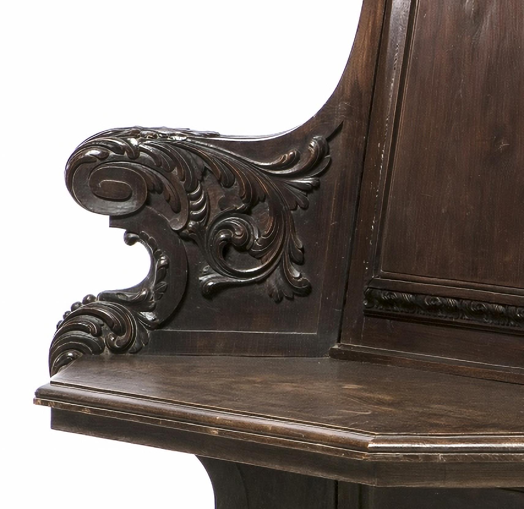 CHAISE À QUATRE PLACES

Portugais, à partir du 18ème siècle
en bois de châtaignier sculpté, décoré de motifs végétaux.
Petits défauts
Dim. : 141 x 181 x 181 cm
bonnes conditions
