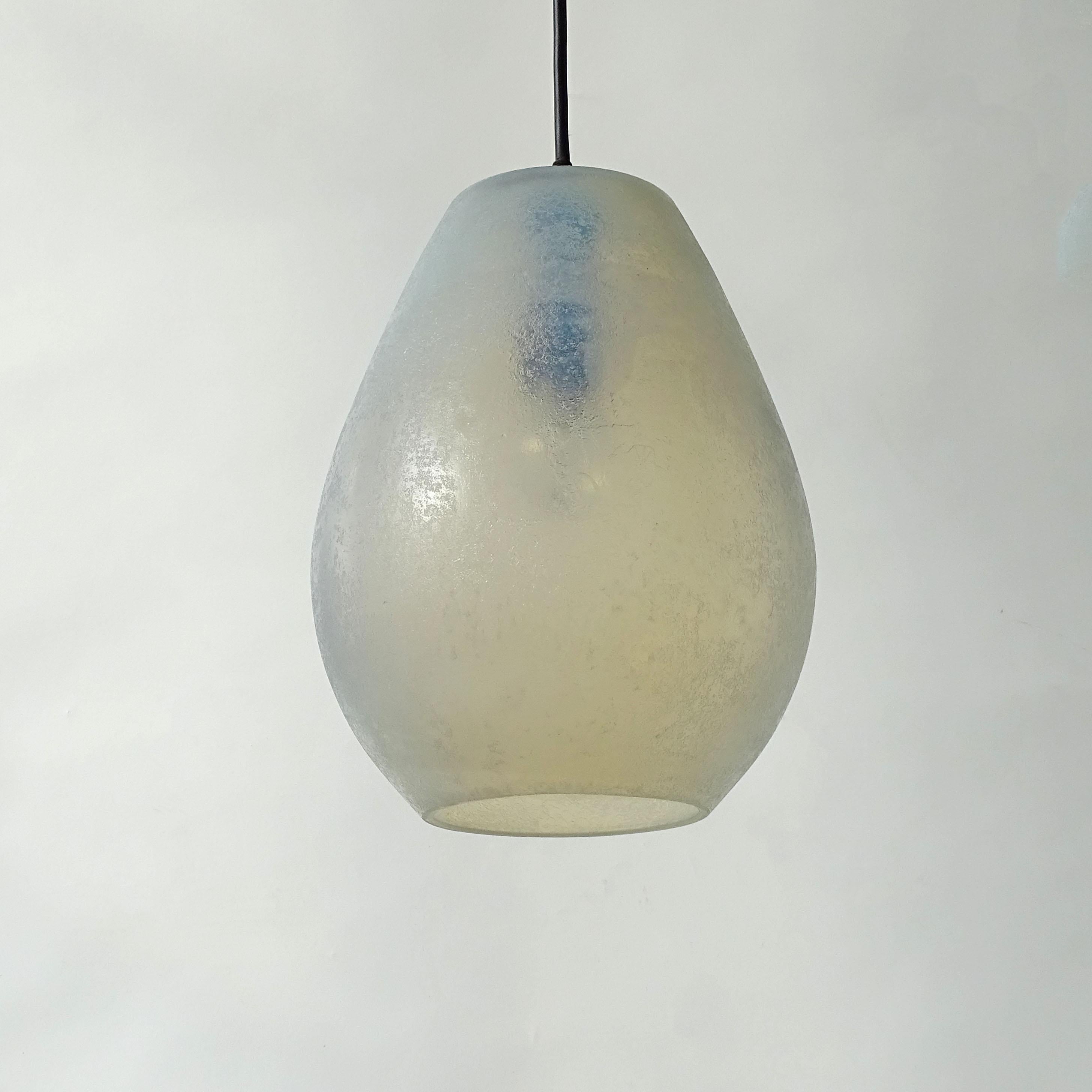 Four Seguso iridescent and corroso Murano glass pendant lamps, Italy 1950s In Good Condition In Milan, IT