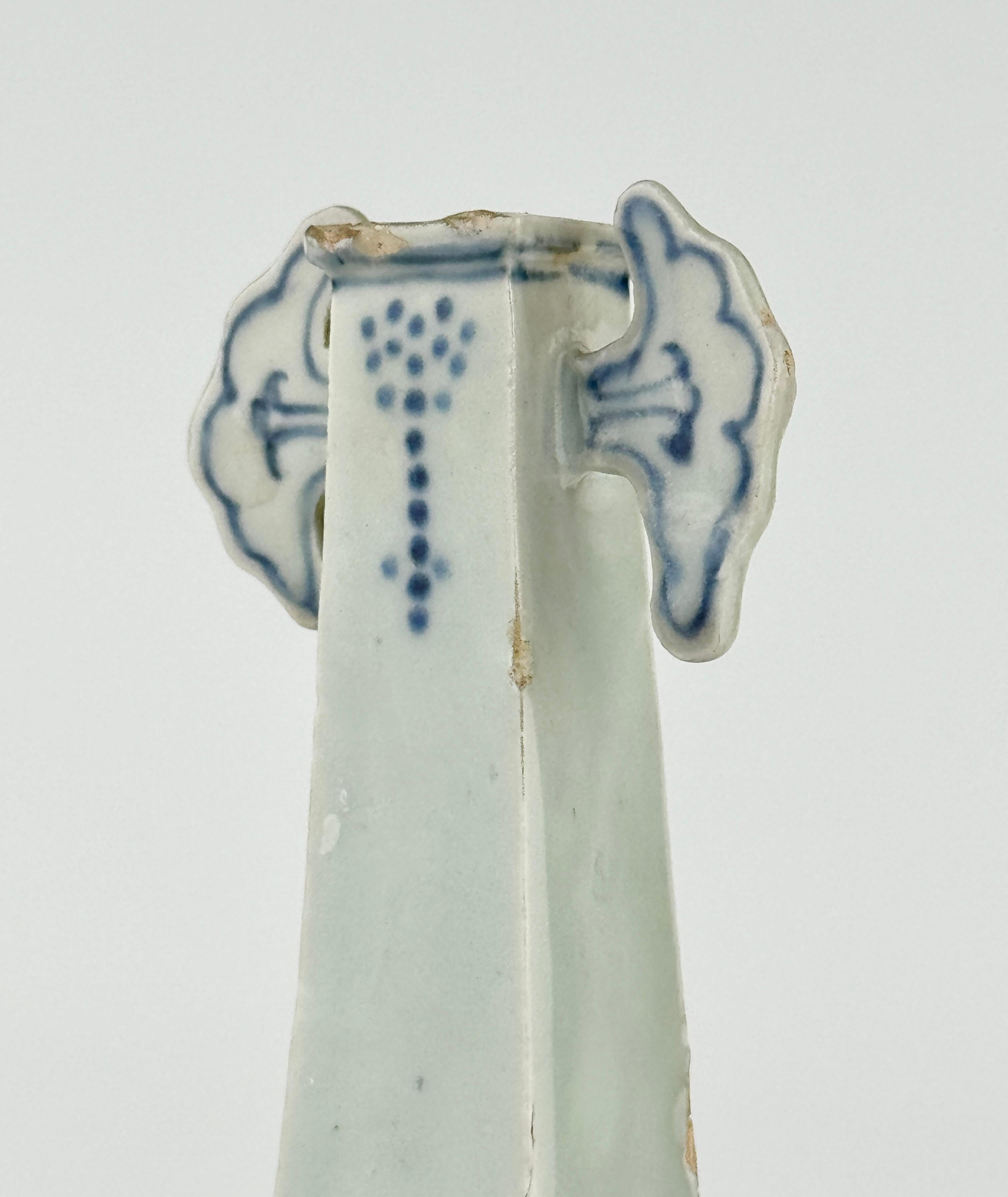 Vaso a quattro lati blu e bianco con volute floreali in vendita 2