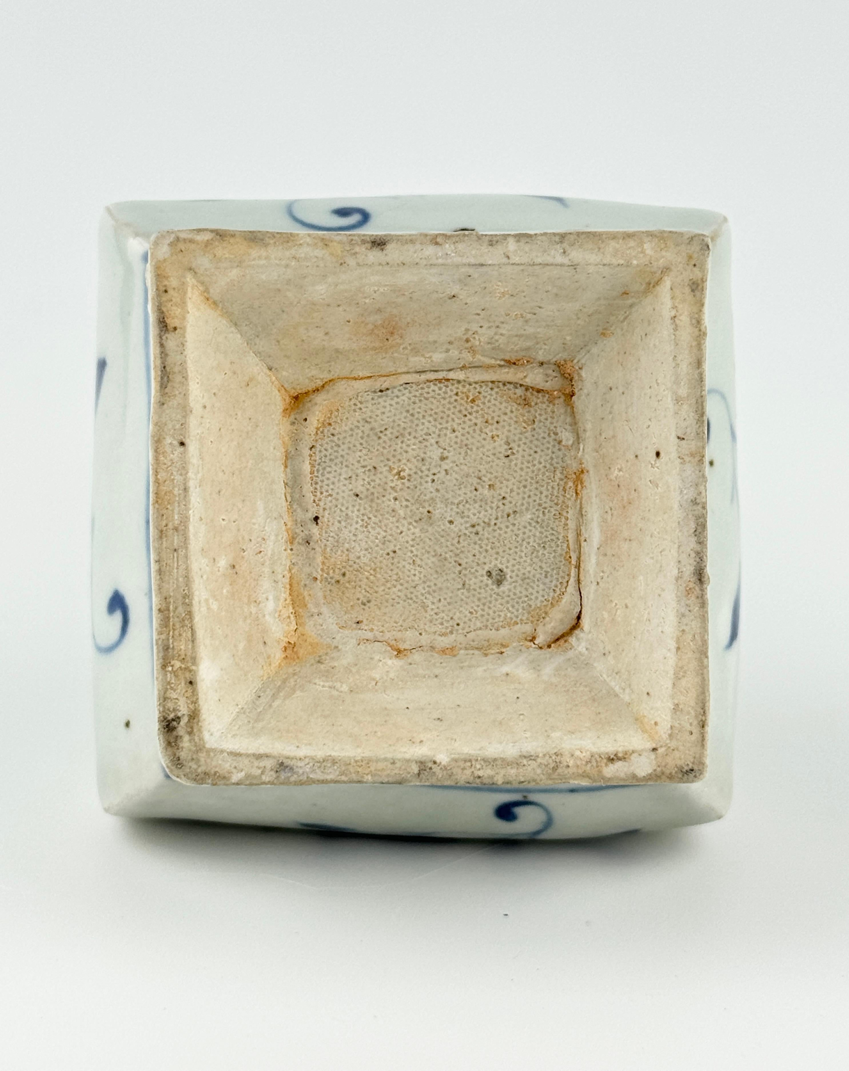 Vaso a quattro lati blu e bianco con volute floreali in vendita 3