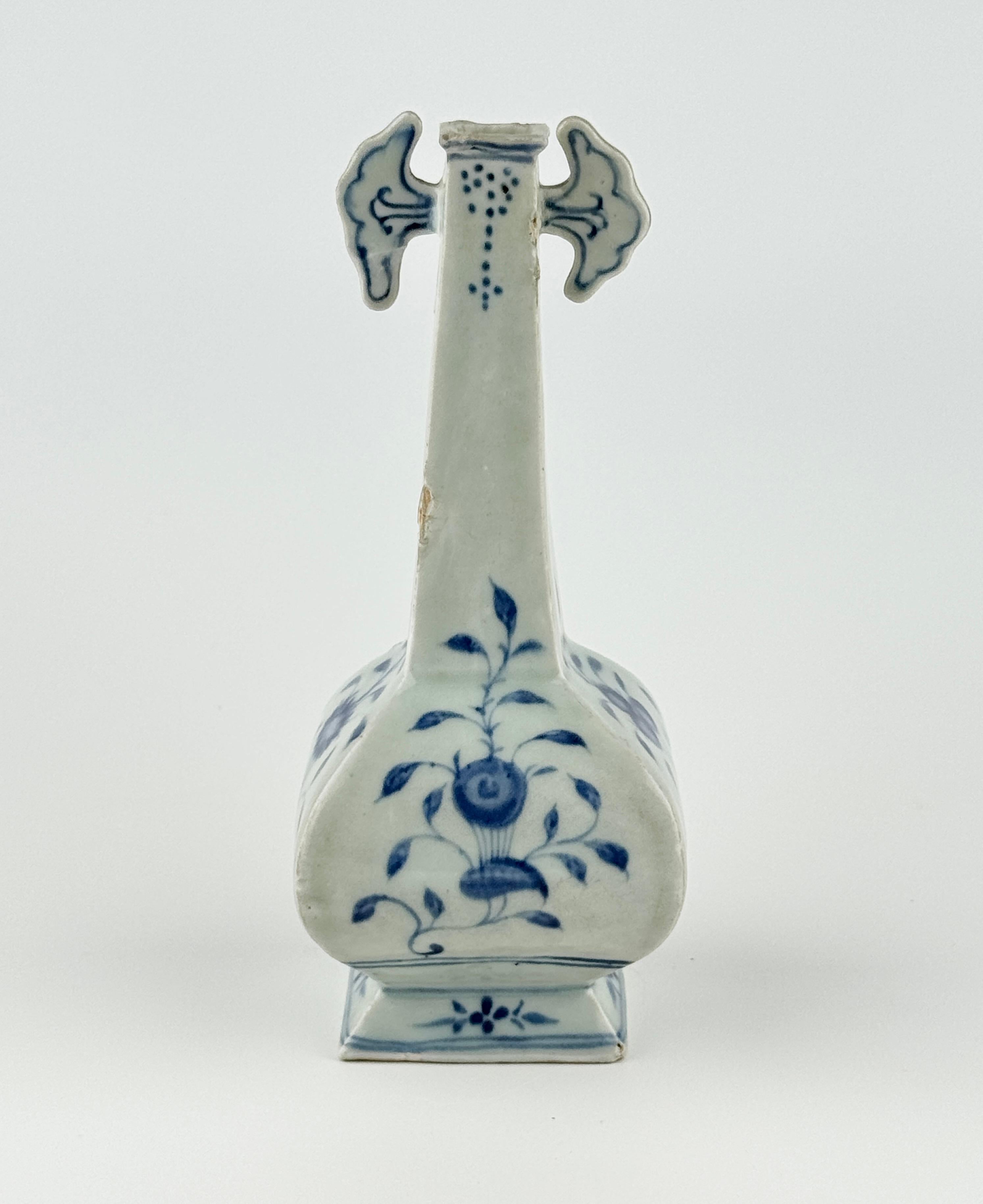 Vaso a quattro lati blu e bianco con volute floreali in vendita 4