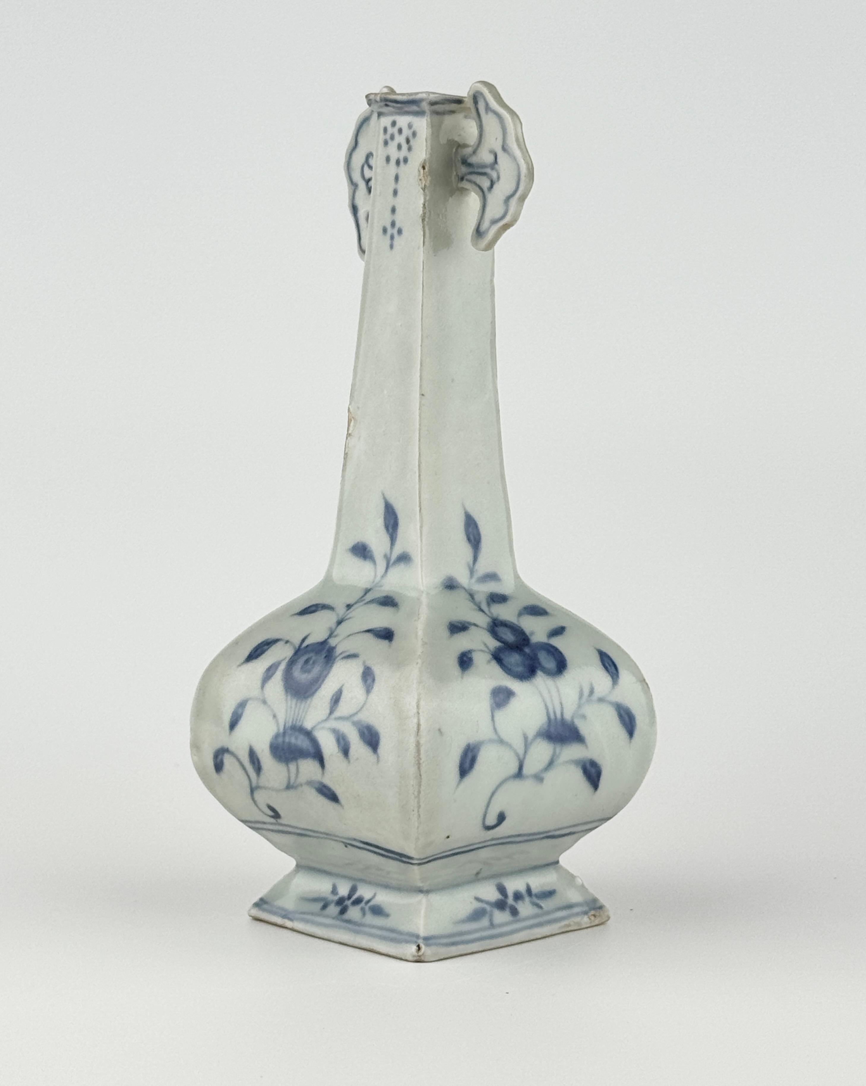 Ming Vaso a quattro lati blu e bianco con volute floreali in vendita