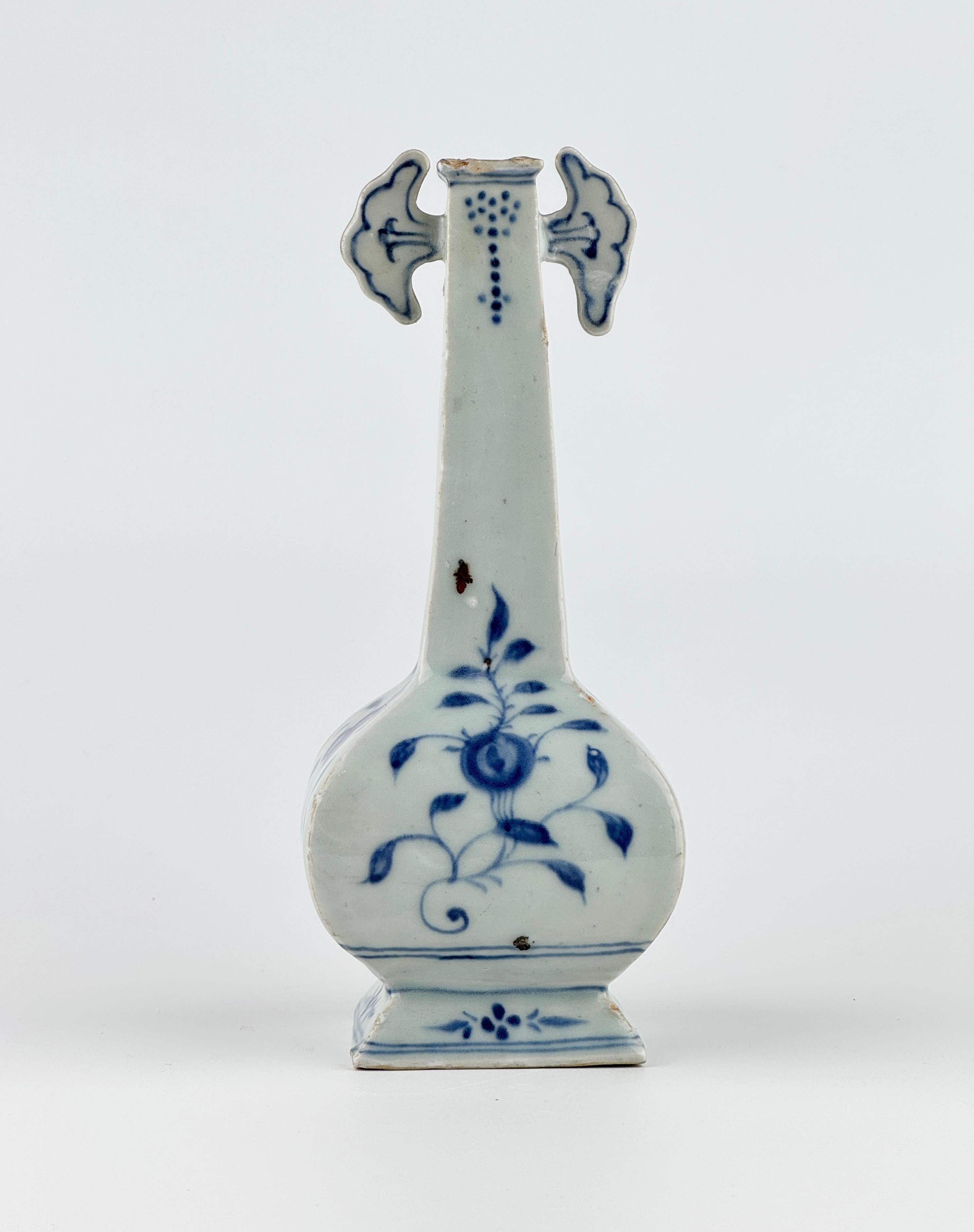 Smaltato Vaso a quattro lati blu e bianco con volute floreali in vendita