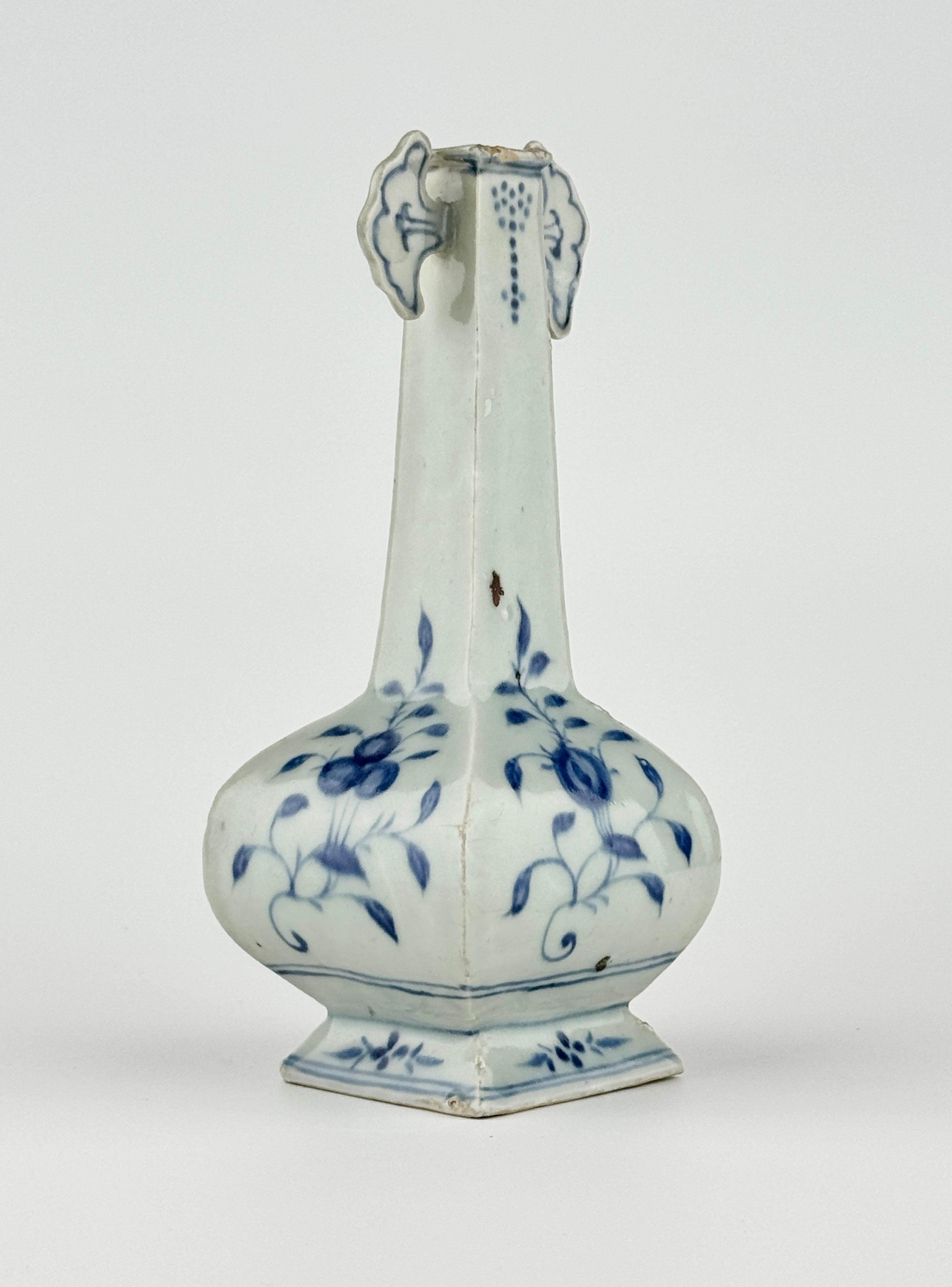 Porcellana Vaso a quattro lati blu e bianco con volute floreali in vendita