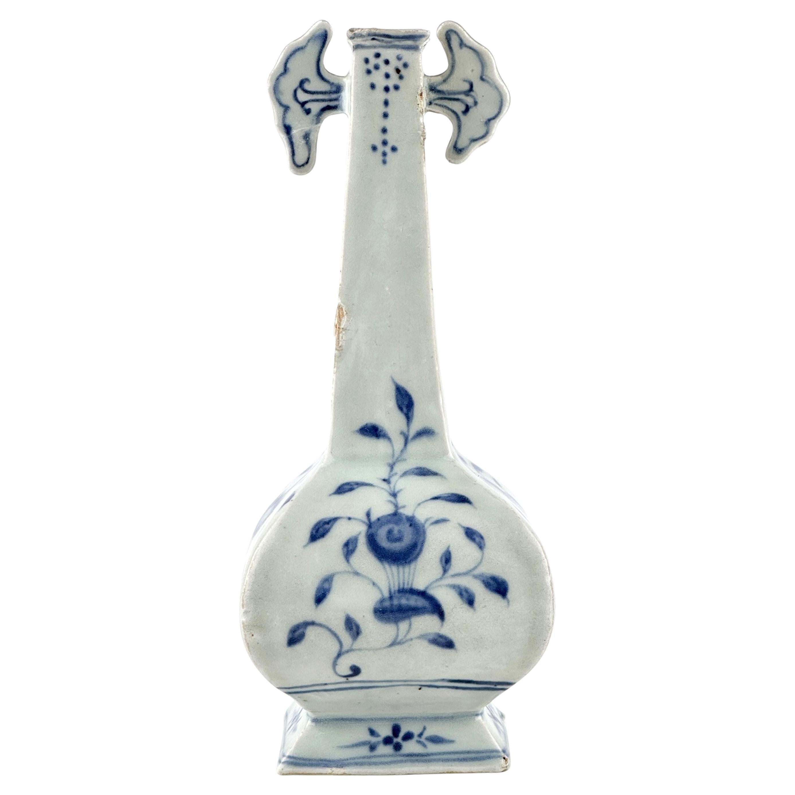 Vaso a quattro lati blu e bianco con volute floreali in vendita