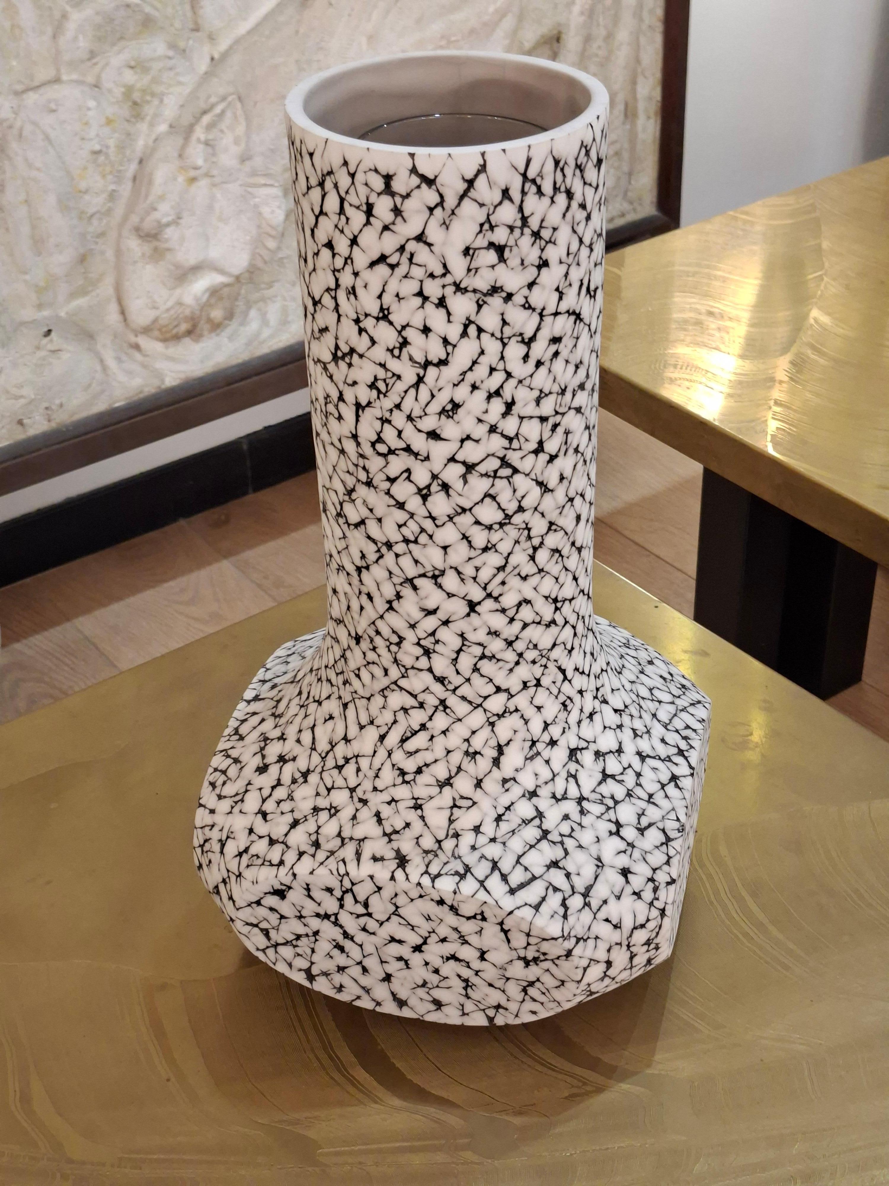 Vase en céramique à quatre faces et à long col, signé, daté et numéroté /80
Diamètre 25 x 44,5 H
2016
30/80
Avec verre amovible à l'intérieur
Signatures avec plaque Gilles Caffier Paris et manuscrites