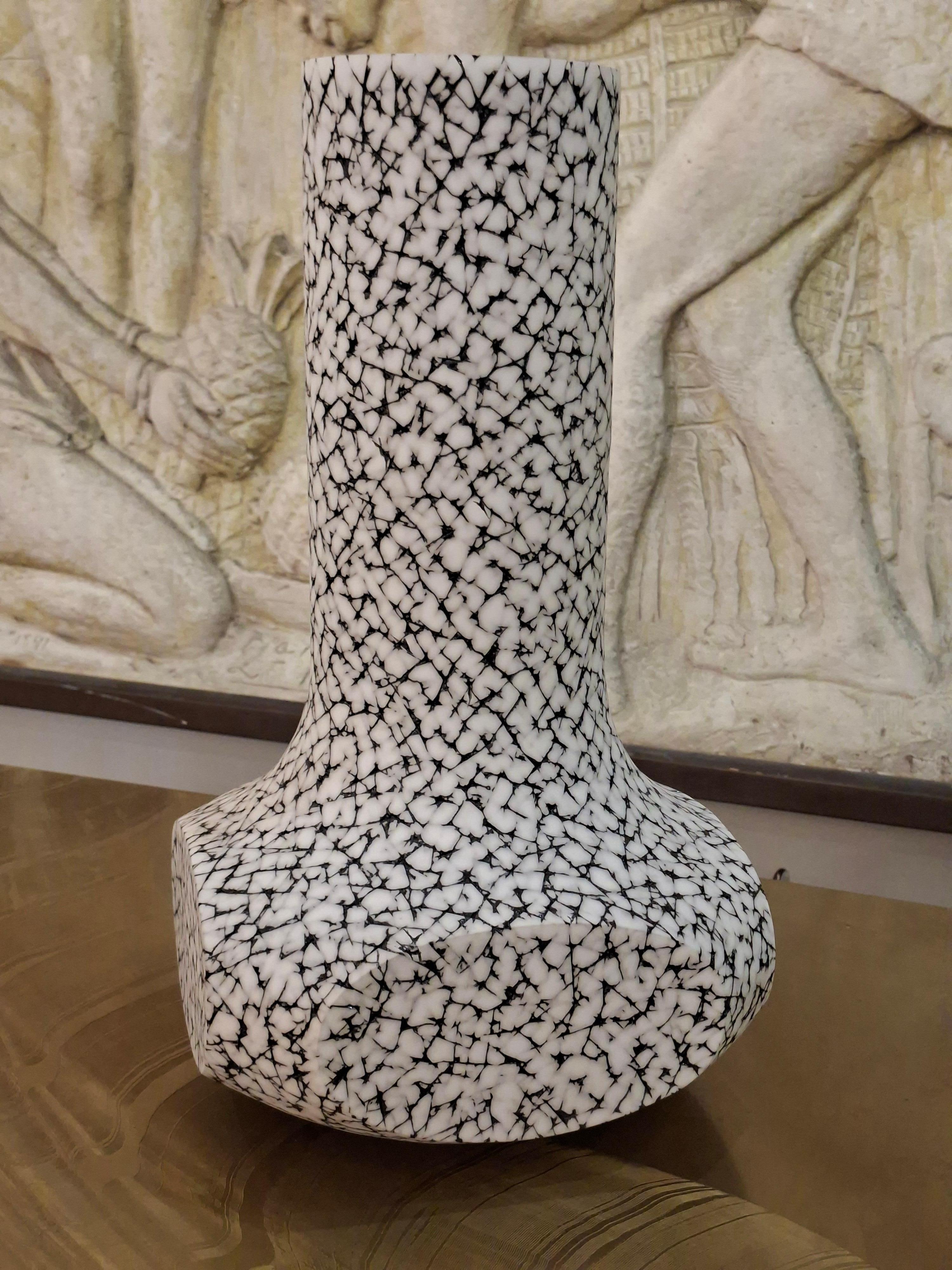 Vase en céramique à quatre faces et à long col, par Gilles Caffier, édition limitée Excellent état - En vente à Saint-Ouen, FR