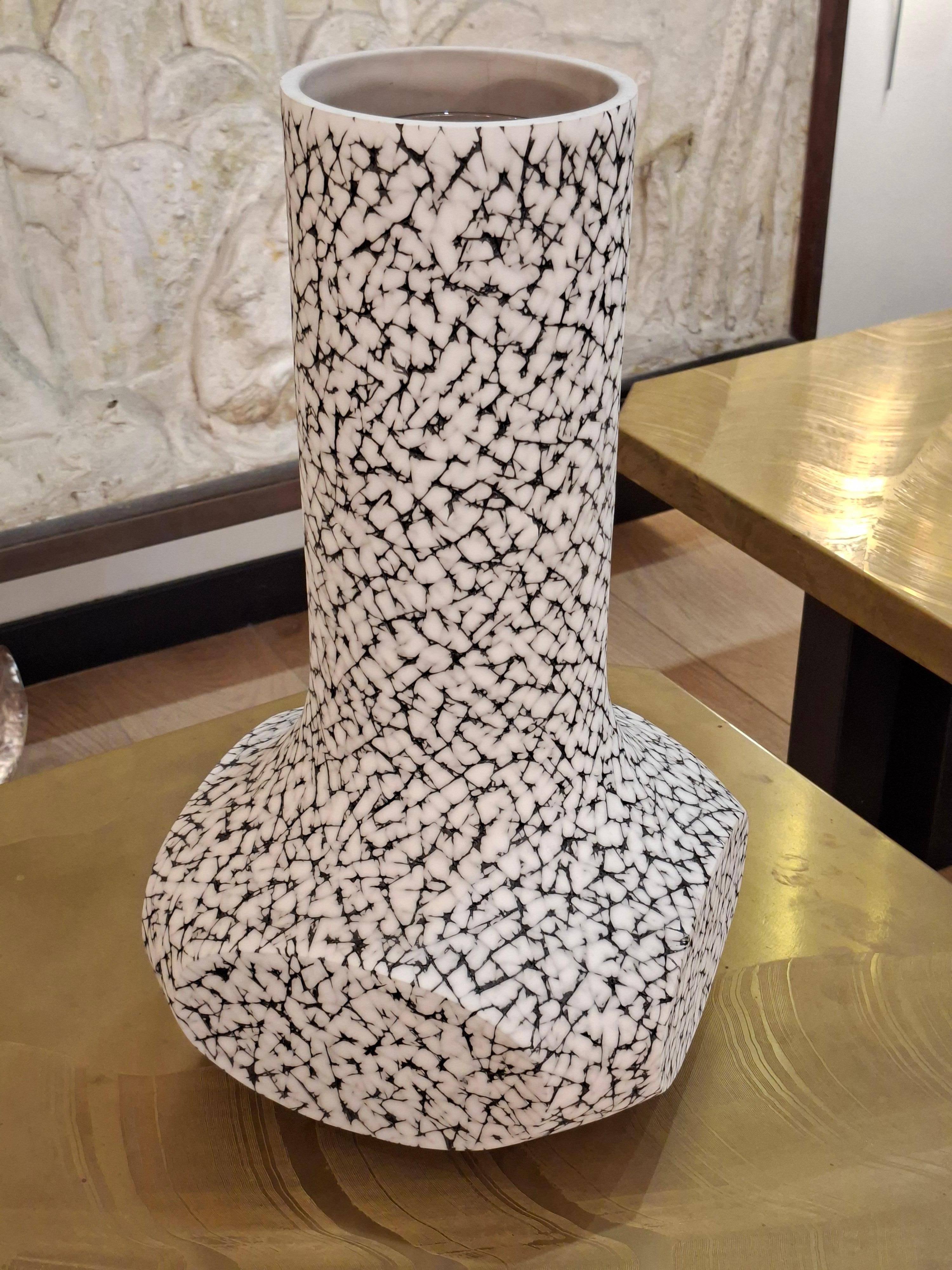 Céramique Vase en céramique à quatre faces et à long col, par Gilles Caffier, édition limitée en vente