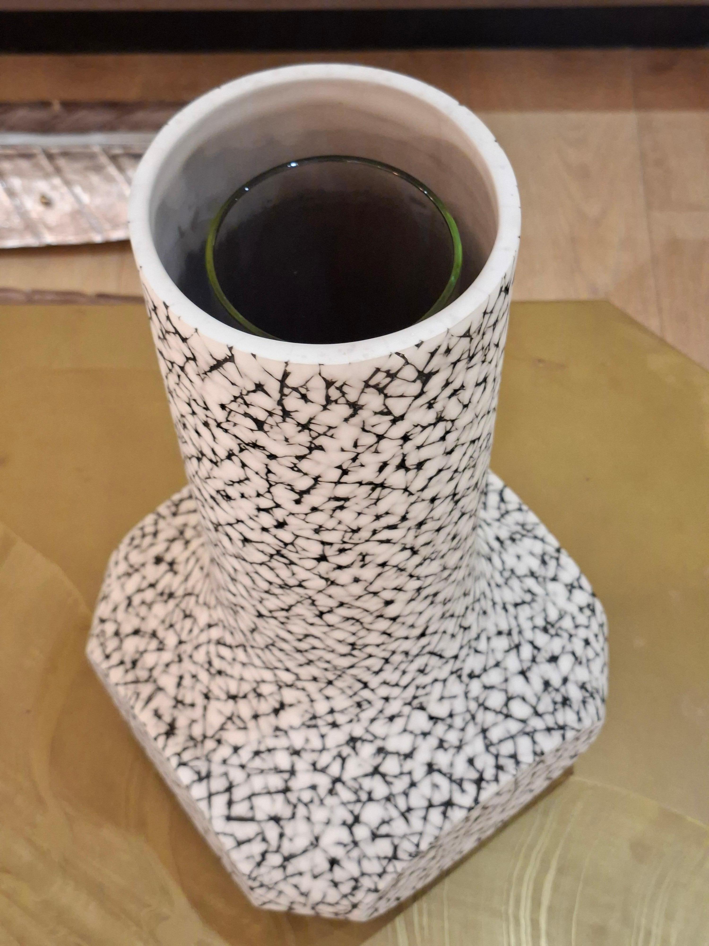 Vase en céramique à quatre faces et à long col, par Gilles Caffier, édition limitée en vente 1
