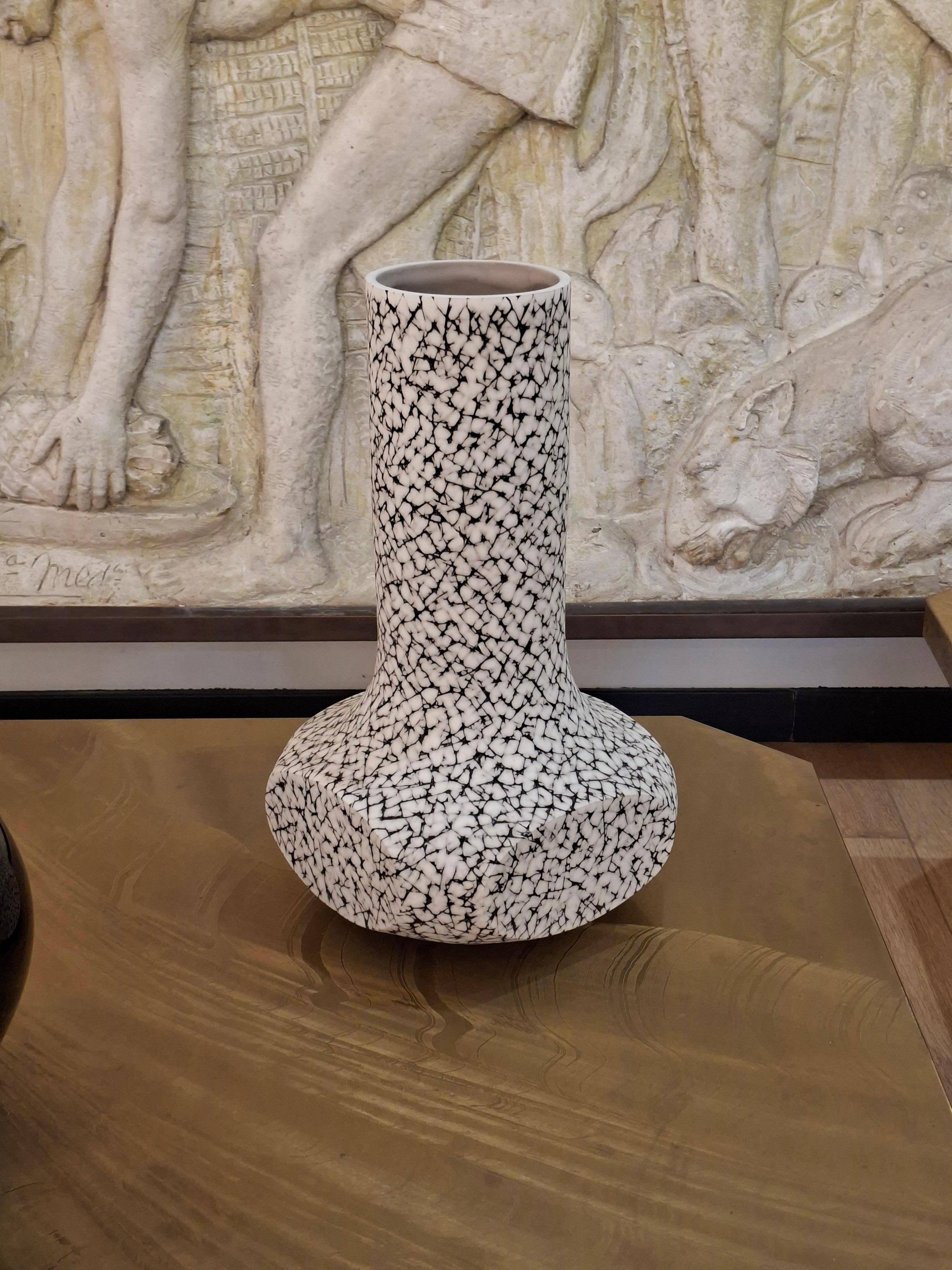 Vase en céramique à quatre faces et à long col, par Gilles Caffier, édition limitée en vente 2