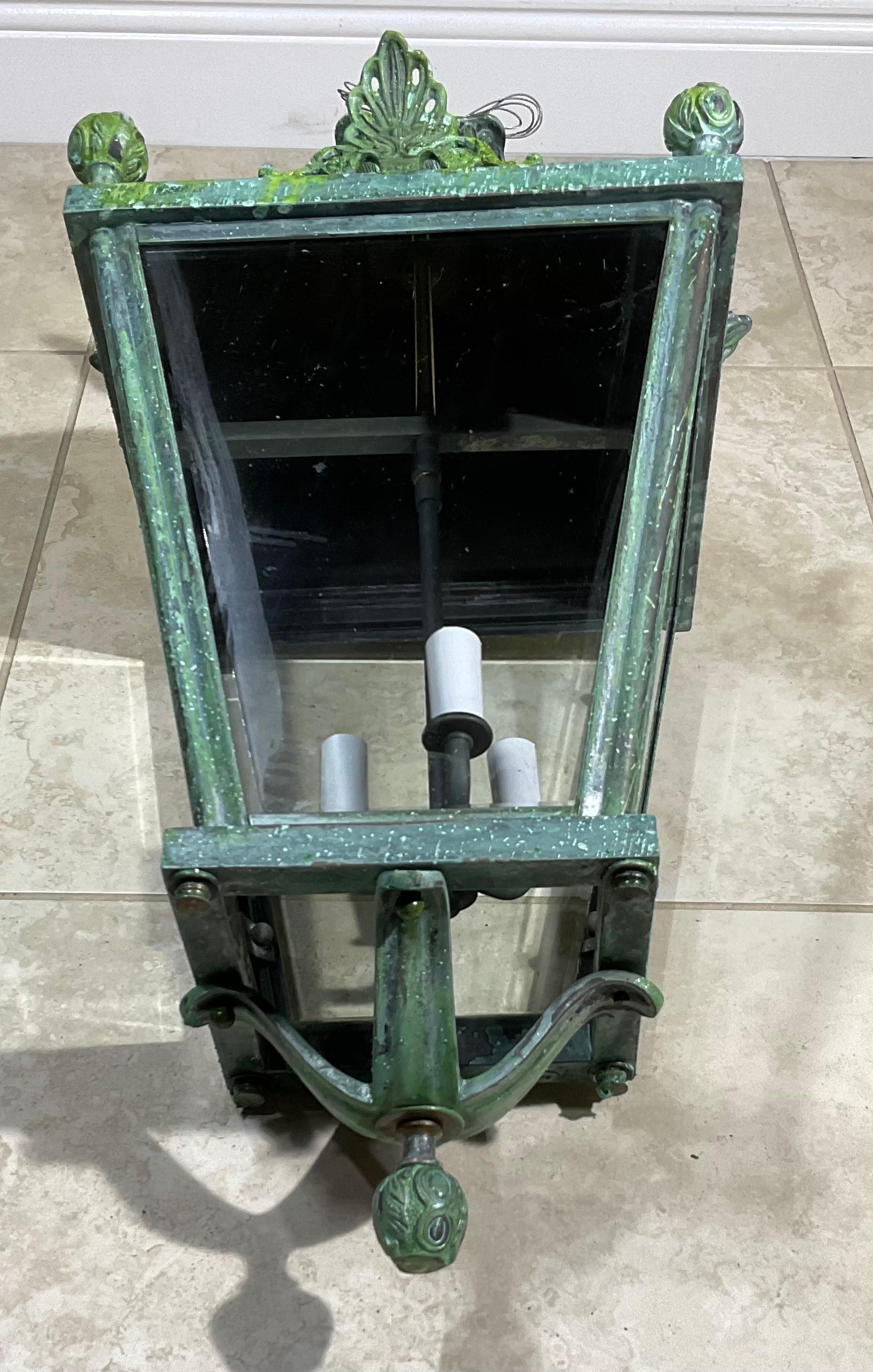 Élégante lanterne suspendue faite de laiton massif et de bronze ; quatre côtés de verre biseauté avec trois appliques de 60. Nouvellement électrifié et prêt à être utilisé. 
Une autre est disponible en ligne.