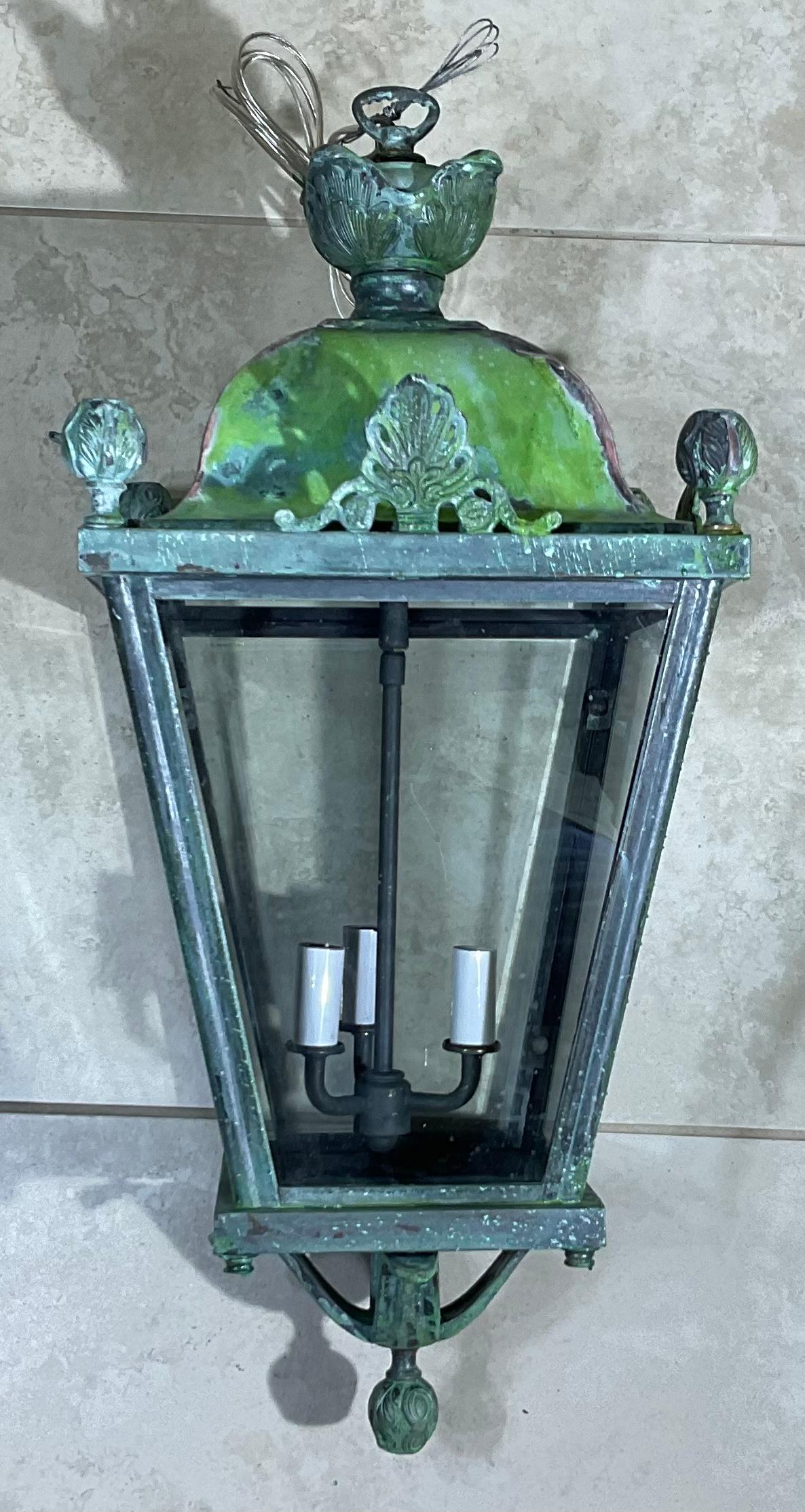 Lanterne suspendue vintage à quatre côtés en laiton et bronze Bon état à Delray Beach, FL