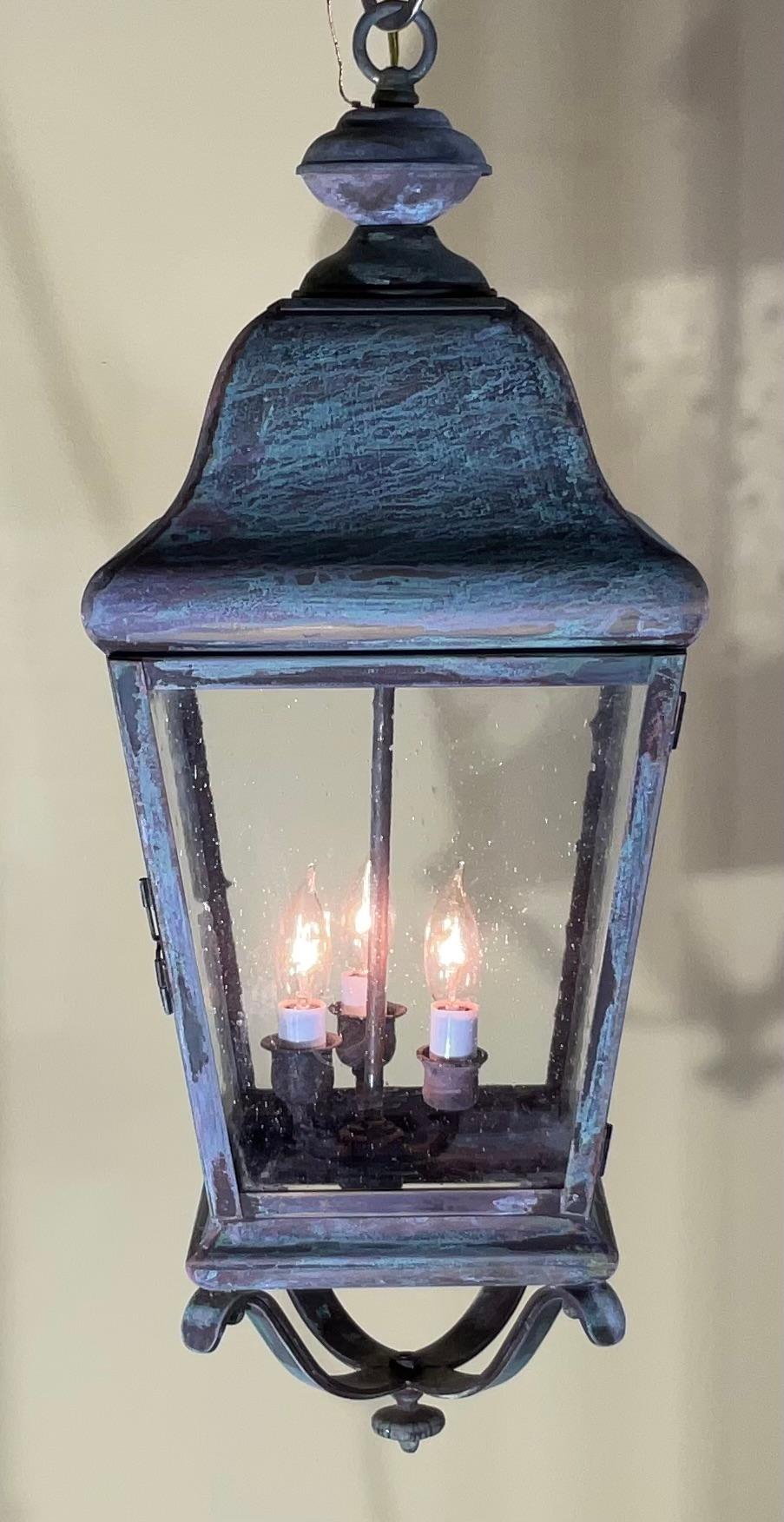 Elegant  Hängelaterne, handgefertigt aus massivem Messing, gesätes Glas ,
Mit drei 60-Watt-Leuchten, geeignet für die Aufhängung in feuchten Räumen, sofort einsatzbereit.
inklusive Baldachin und Kette.
