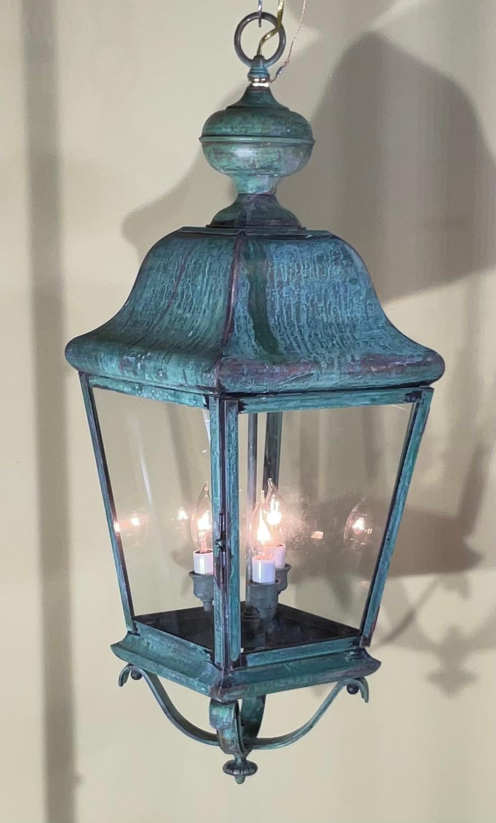 Elegant  Hängelaterne, handgefertigt aus massivem Messing, Klarglas ,
Mit drei 60-Watt-Leuchten, geeignet für die Aufhängung in feuchten Räumen, sofort einsatzbereit.
inklusive Baldachin und Kette.
 eine handgefertigte Laterne aus Messing ist mehr