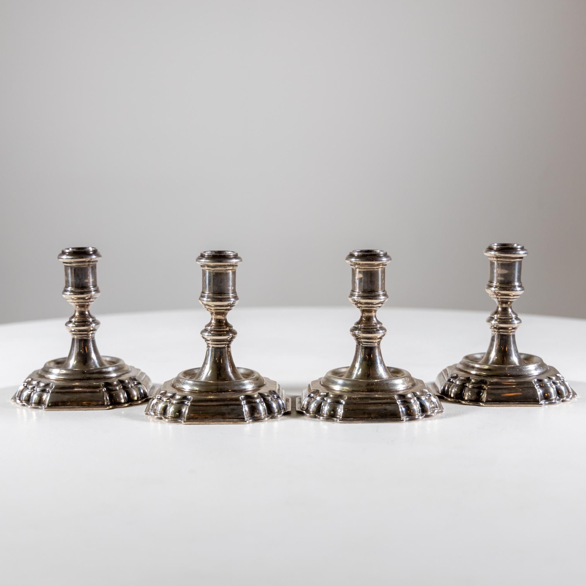 Four silver candlesticks, Johann Priester, Augsburg c. 1690 In Good Condition For Sale In Greding, DE