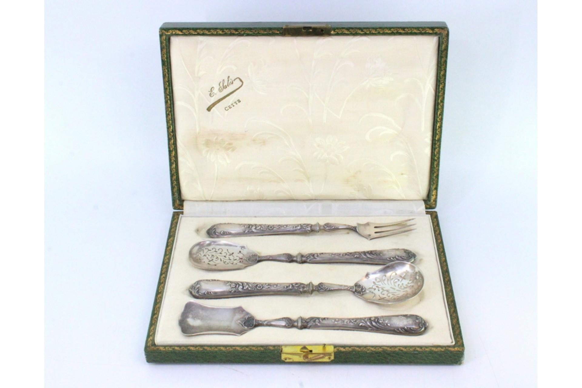 Four silver dessert pieces with cut-out shells and raised floral handles, cased (Europäisch) im Angebot
