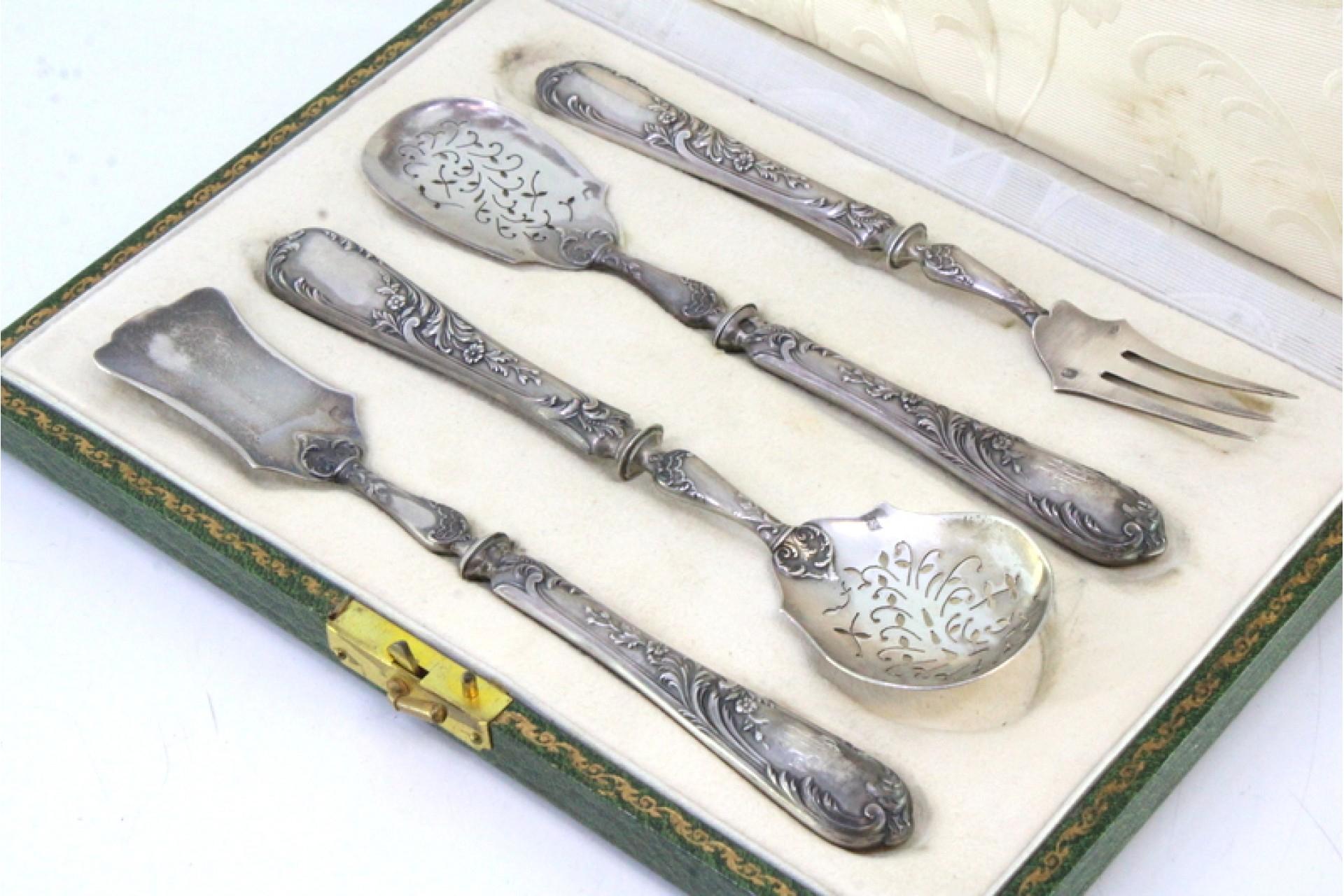 Four silver dessert pieces with cut-out shells and raised floral handles, cased im Zustand „Gut“ im Angebot in Porto, PT