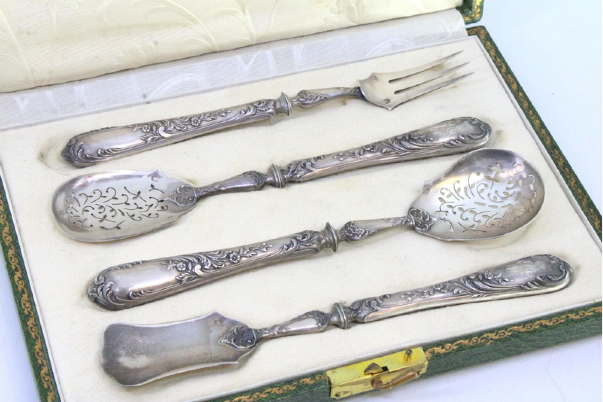 Four silver dessert pieces with cut-out shells and raised floral handles, cased (19. Jahrhundert) im Angebot