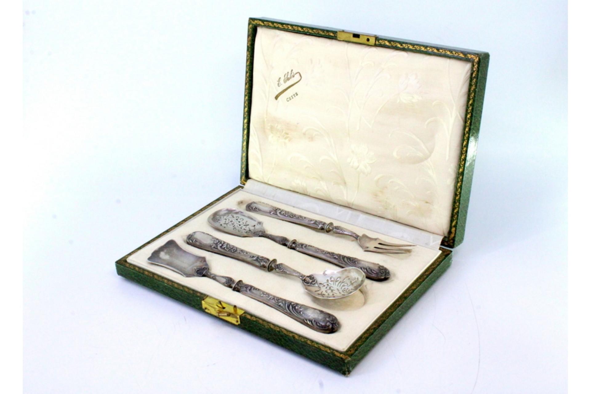 Four silver dessert pieces with cut-out shells and raised floral handles, cased (Silber) im Angebot