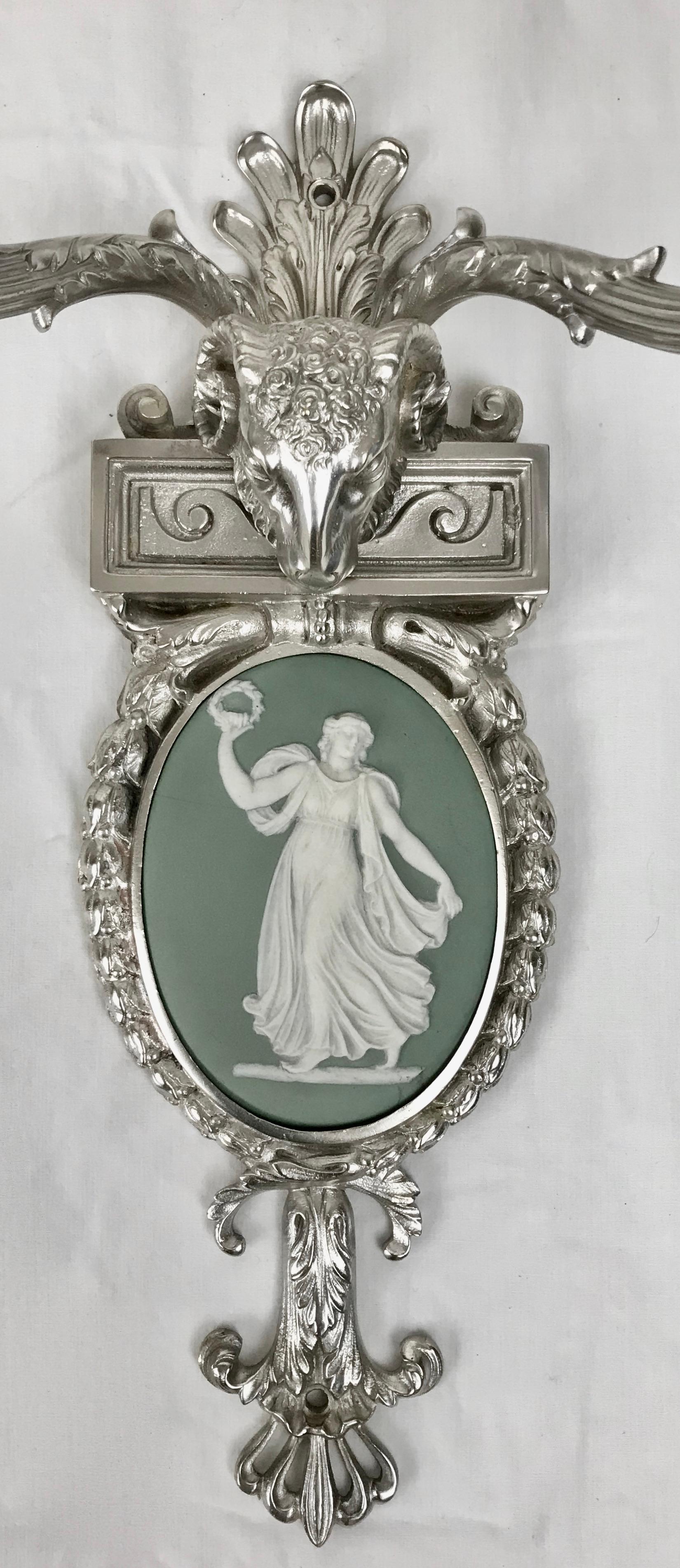 George III Quatre appliques de style Adam en bronze argenté avec plaques vertes de Wedgwood en vente