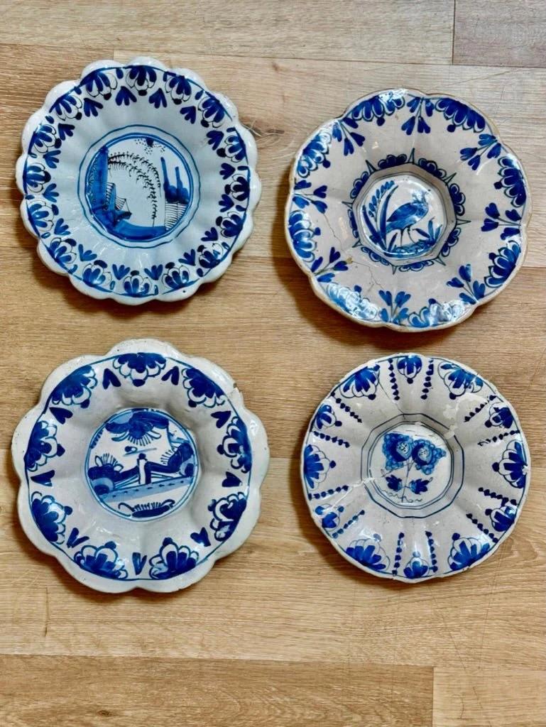 Anglais Quatre petits et rares plats lobés en faïence anglaise, Londres, vers 1700 en vente