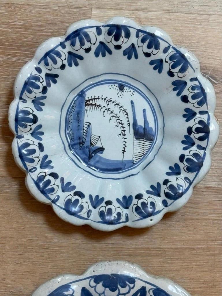 Quatre petits et rares plats lobés en faïence anglaise, Londres, vers 1700 Bon état - En vente à Charlottesville, VA