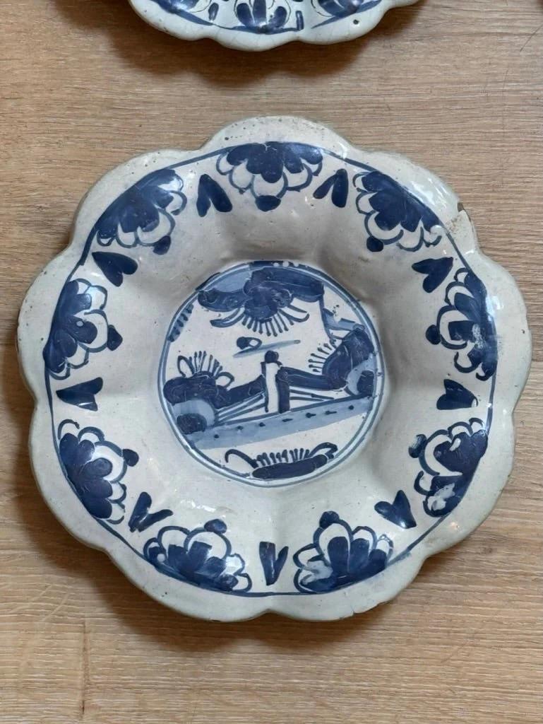 Faïence de Delft Quatre petits et rares plats lobés en faïence anglaise, Londres, vers 1700 en vente