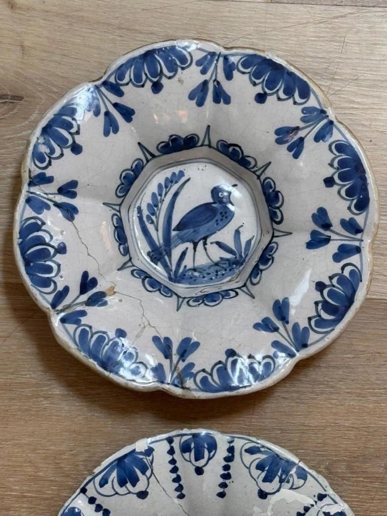 Quatre petits et rares plats lobés en faïence anglaise, Londres, vers 1700 en vente 1