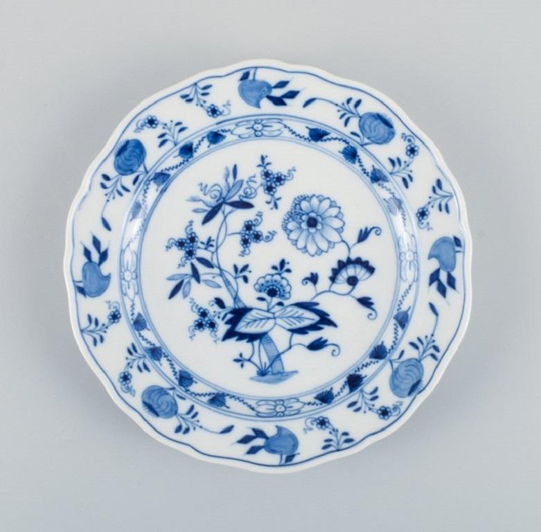 Four Small Antique Meissen Blue Onion Lunch Plates in Hand-Painted Porcelain In Excellent Condition For Sale In Copenhagen, DK