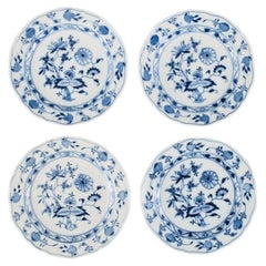 Four Small Antique Meissen Blue Onion Lunch Plates in Hand-Painted Porcelain (Quattro piccoli piatti da pranzo antichi con cipolla blu di Meissen)