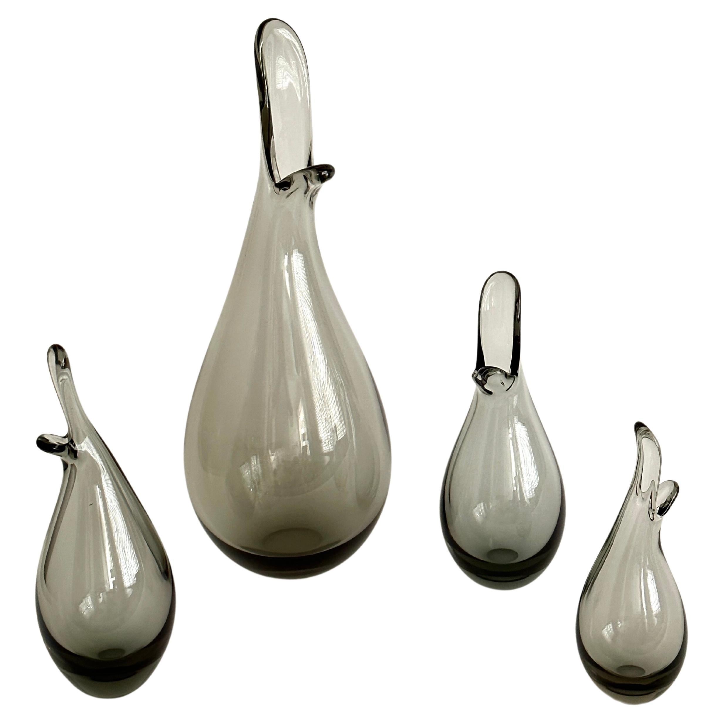 Vier rauchgraue, von Per Lütken entworfene Entenküken-Vasen von Holmegaard