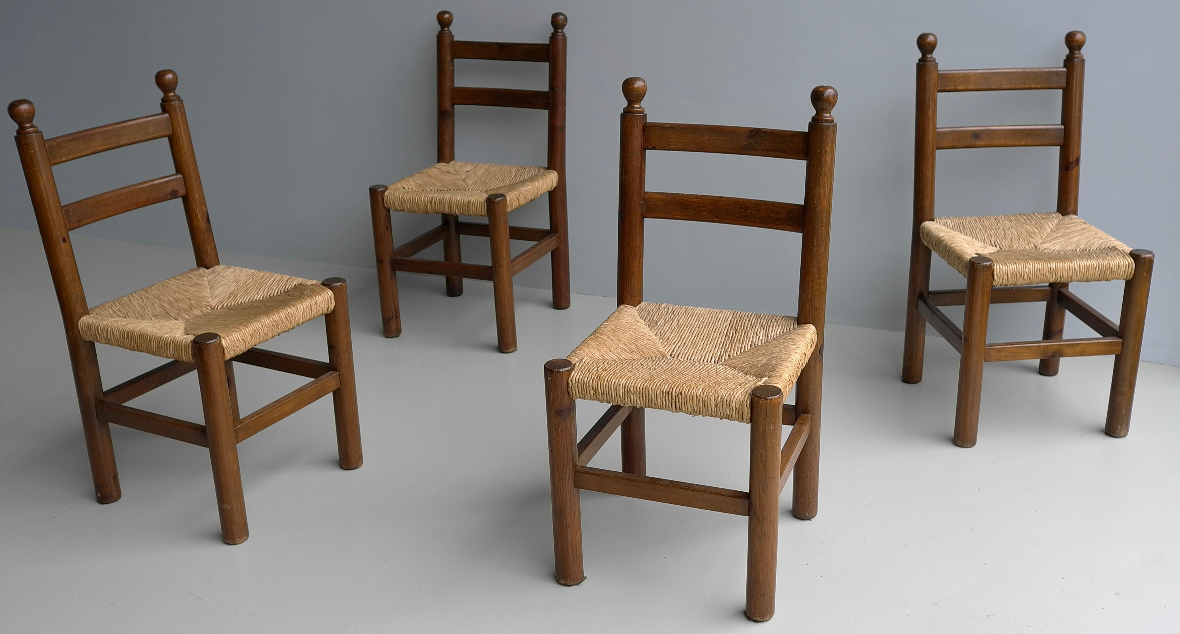 Quatre chaises de salle à manger en pin massif avec sièges en jonc dans le style de Charles Dudouyt