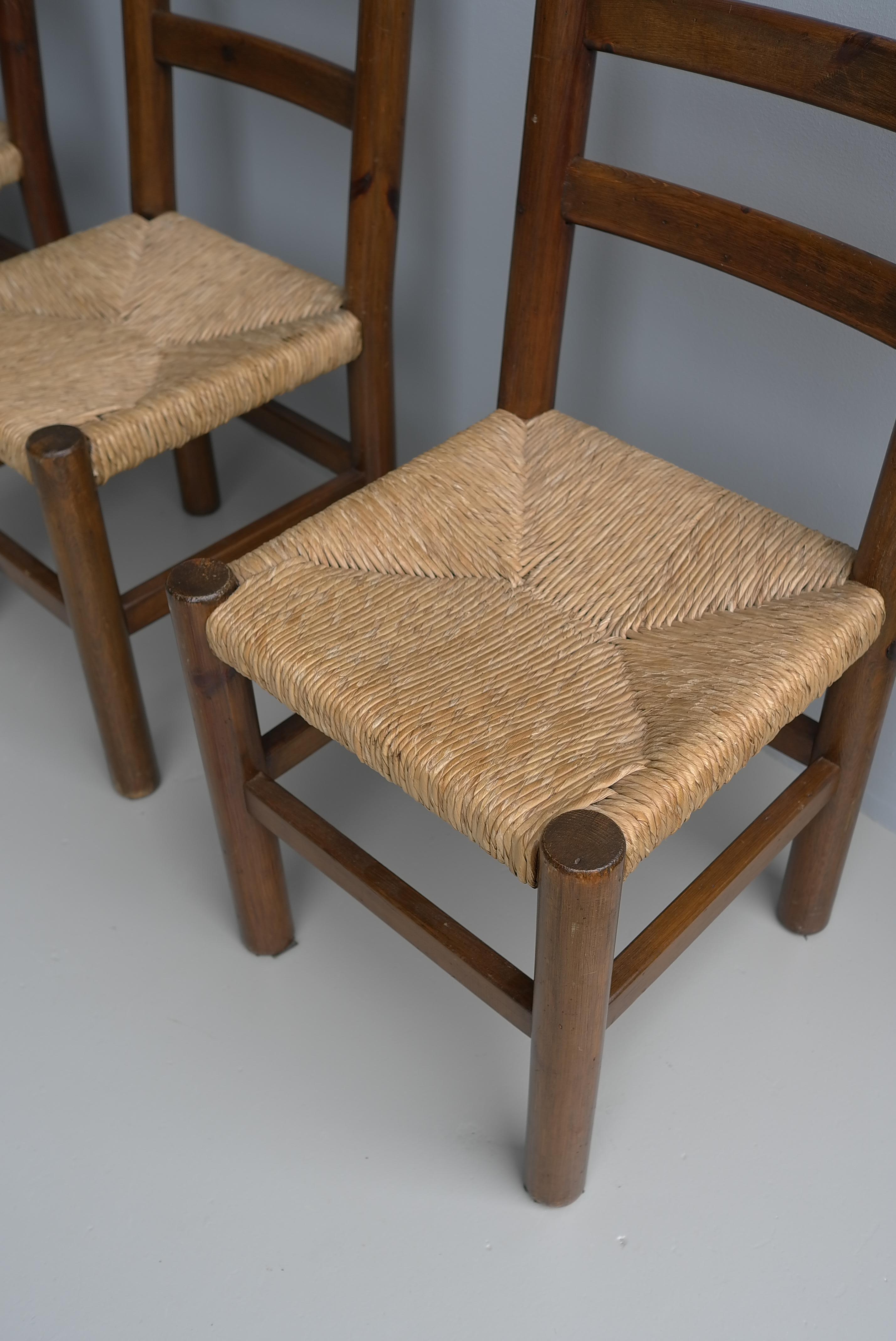 Quatre chaises de salle à manger en pin massif esprit jonc dans le style de Charles Dudouyt en vente 1