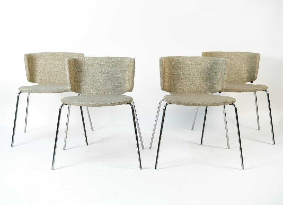 Entworfen von Marc Krusin aus Spanien für Coalesse. Die MCM Wrapp Stühle sind stapelbar, schlicht und elegant, mit einer bequemen, geflügelten Rückenlehne und einer großzügigen, leicht geneigten Sitzfläche für Komfort und Halt. Ideal für das Büro