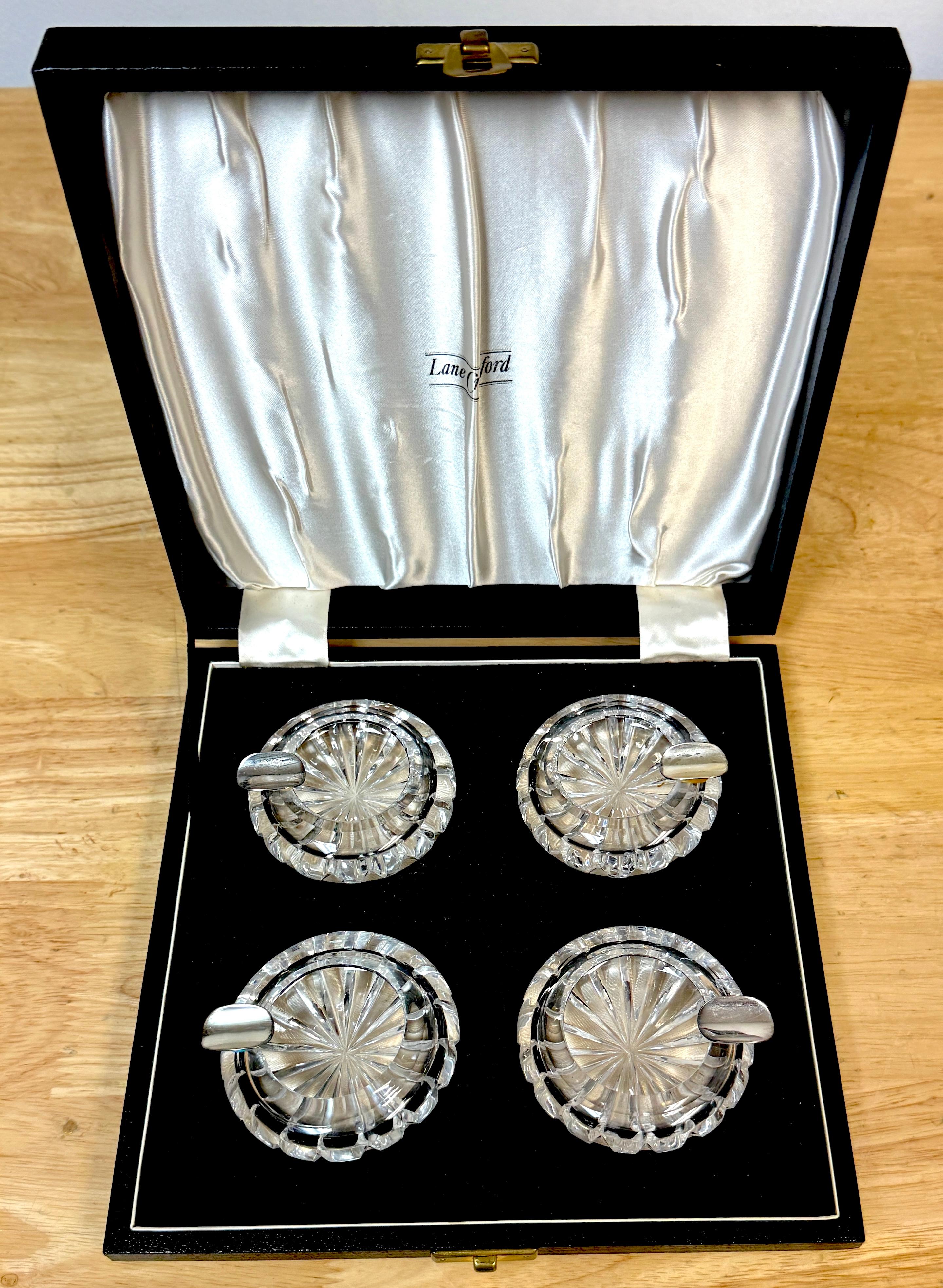 Ceniceros individuales vintage de cristal y plata de Lane Crawford-Set de 4 en caja de cuero, circa años 50

Este exquisito juego de cuatro ceniceros de cristal montados en plata de ley de Lane Crawford, la famosa tienda de lujo de Hong Kong, data