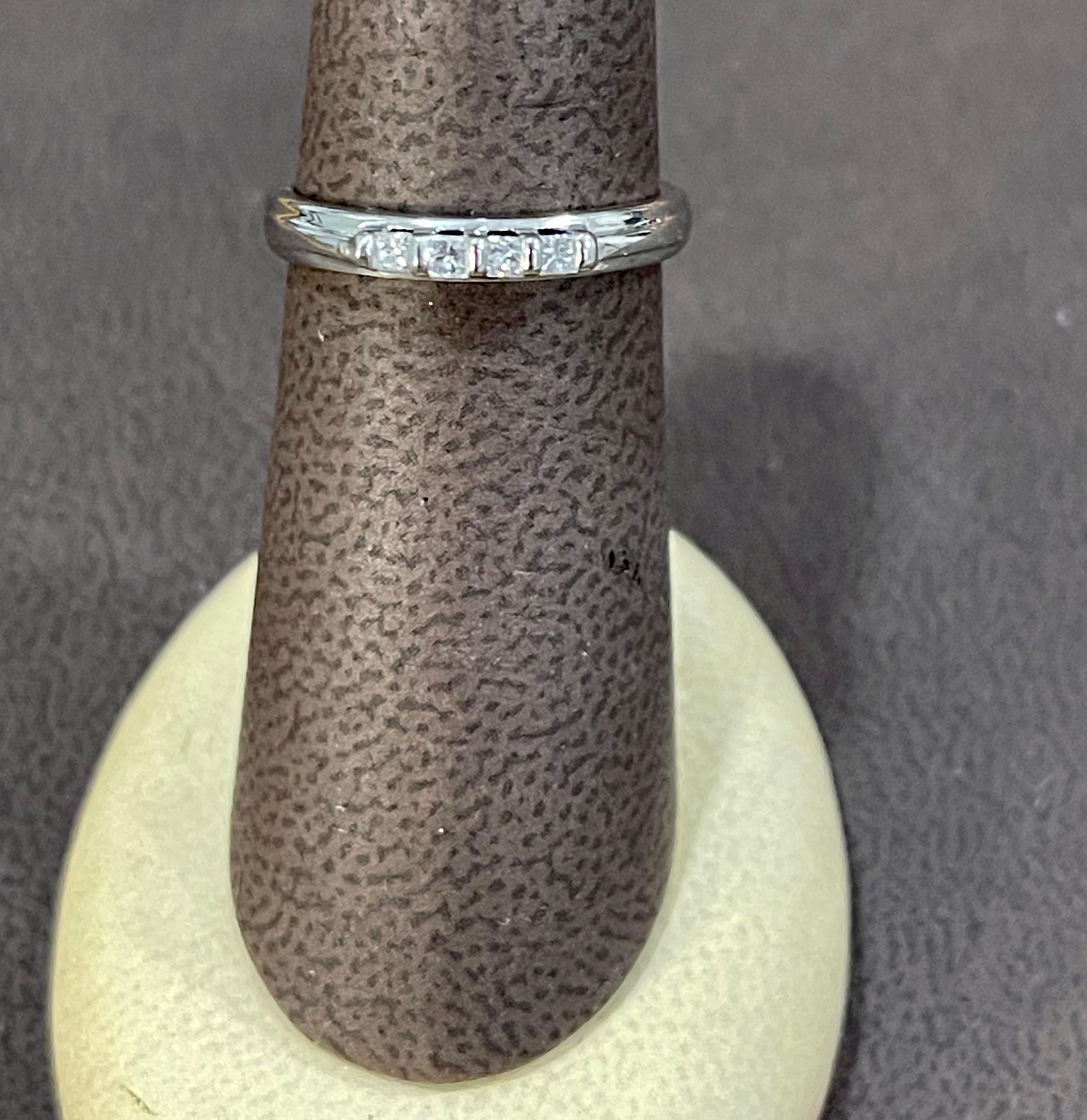 Bague/anneau traditionnel en or blanc 14 carats avec quatre pierres et diamant 0,12 carat en vente 5