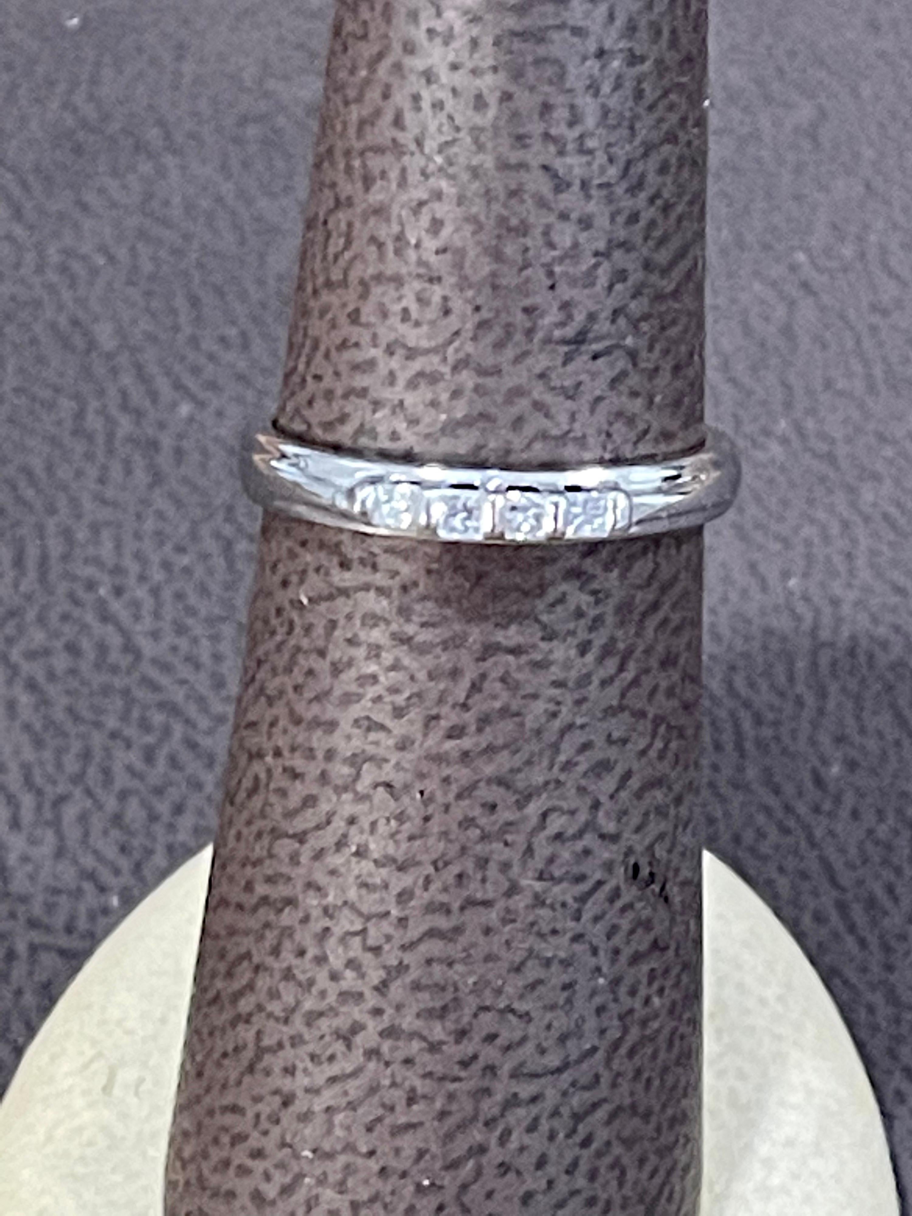 Bague/anneau traditionnel en or blanc 14 carats avec quatre pierres et diamant 0,12 carat en vente 1