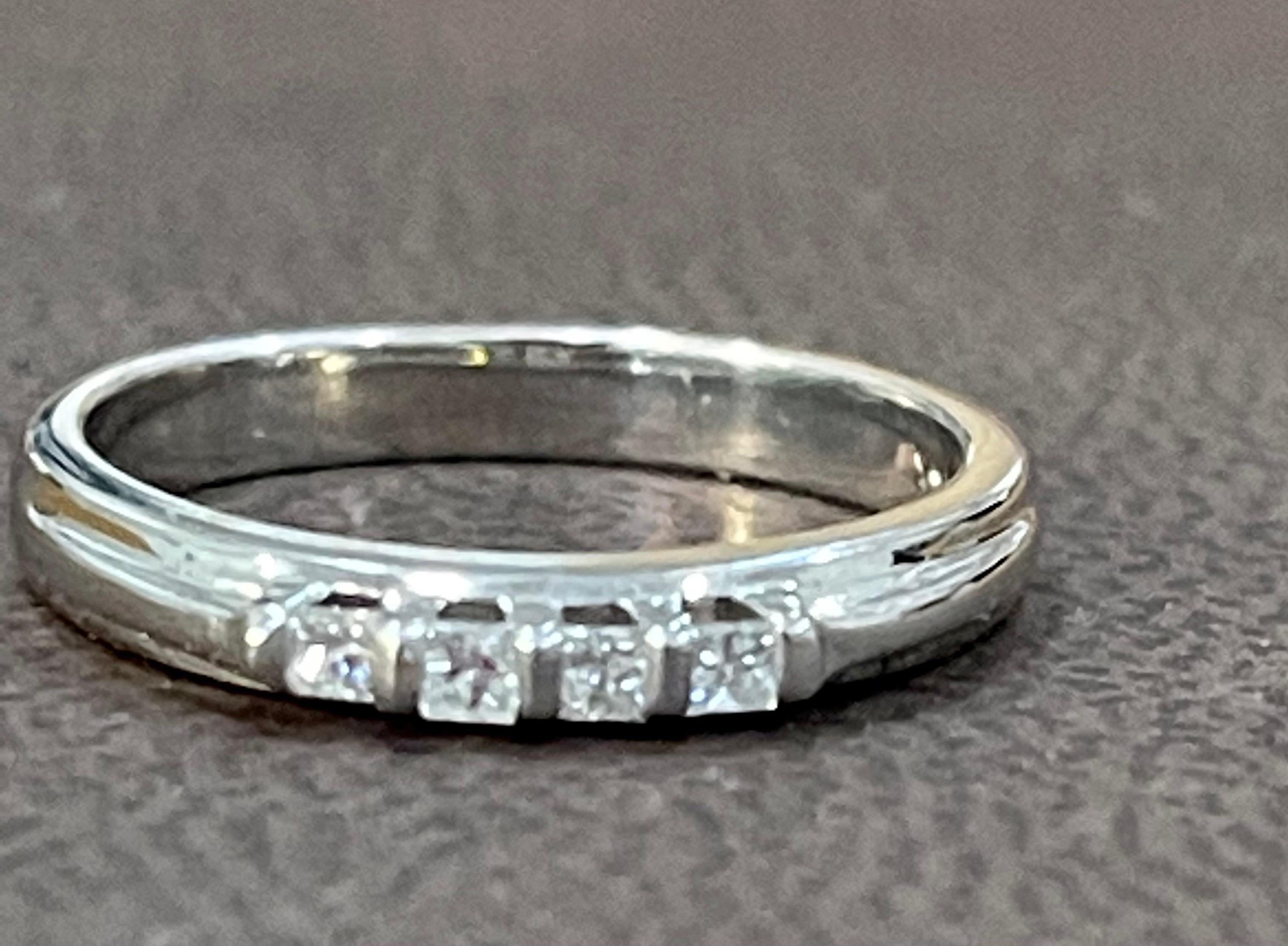 Bague/anneau traditionnel en or blanc 14 carats avec quatre pierres et diamant 0,12 carat en vente 2