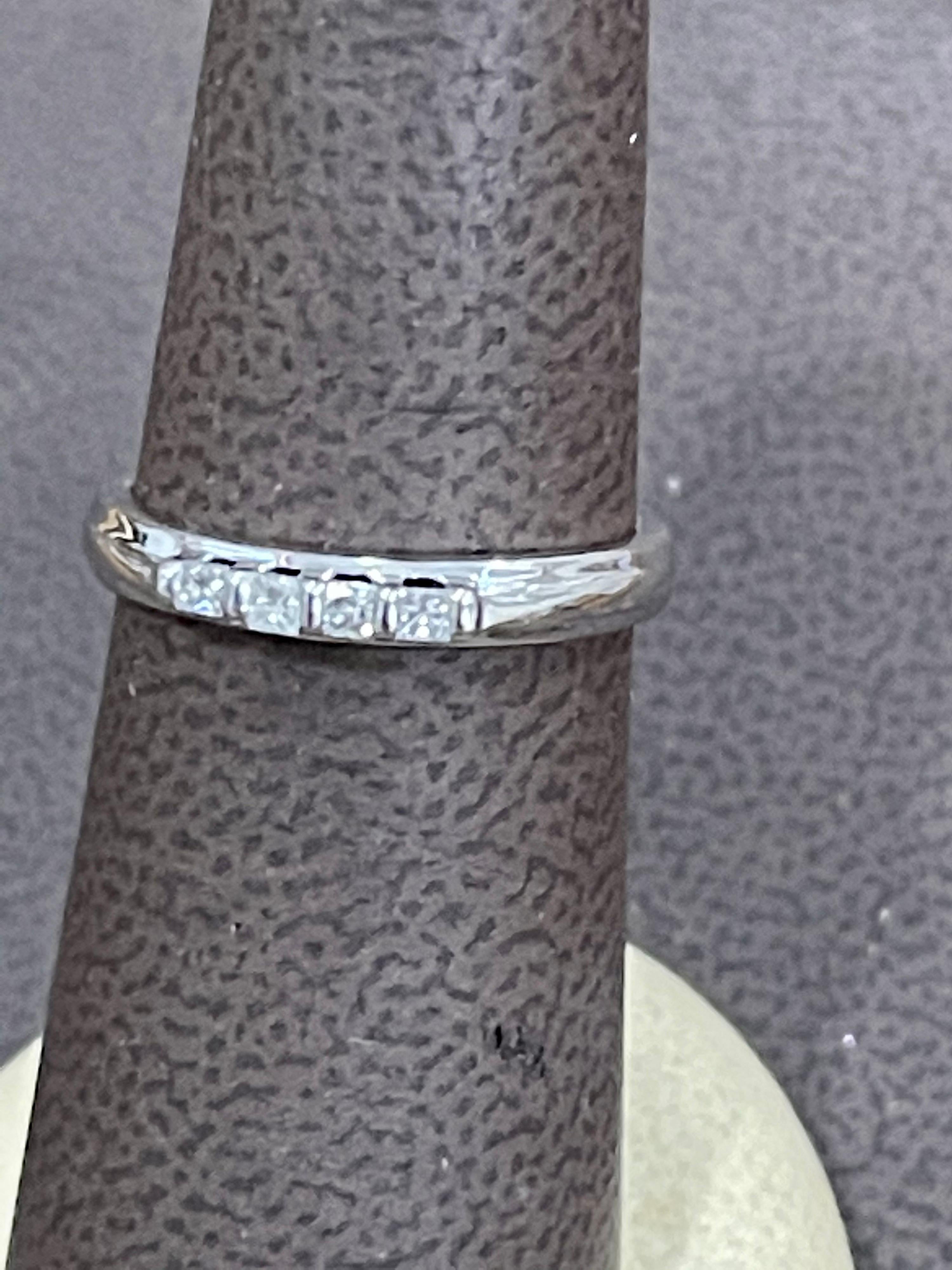 Bague/anneau traditionnel en or blanc 14 carats avec quatre pierres et diamant 0,12 carat en vente 3