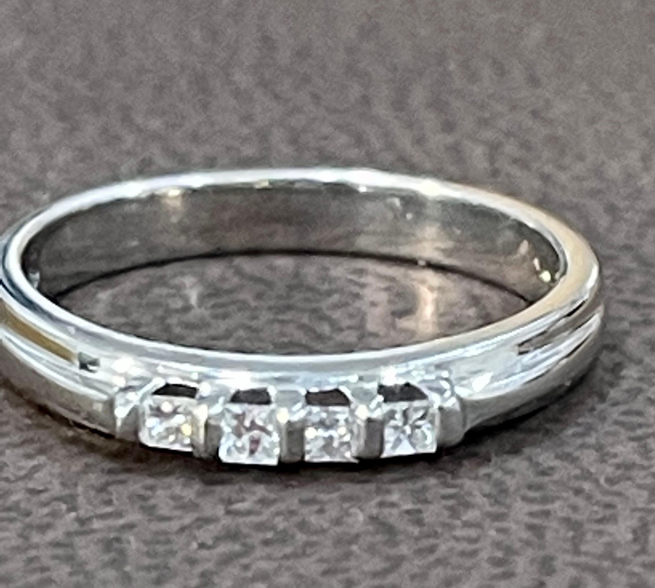 Bague/anneau traditionnel en or blanc 14 carats avec quatre pierres et diamant 0,12 carat en vente 4