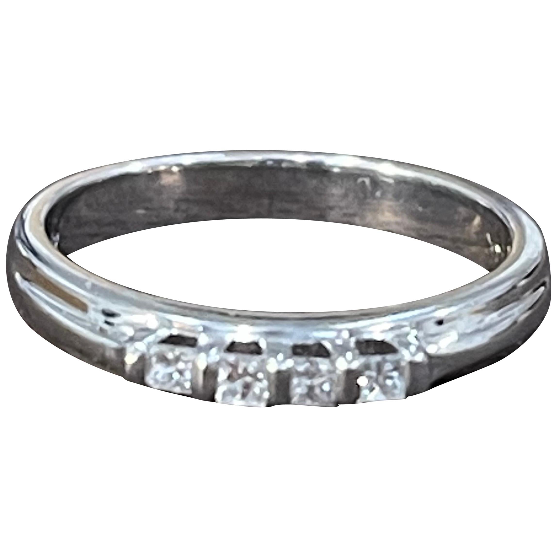 Bague/anneau traditionnel en or blanc 14 carats avec quatre pierres et diamant 0,12 carat