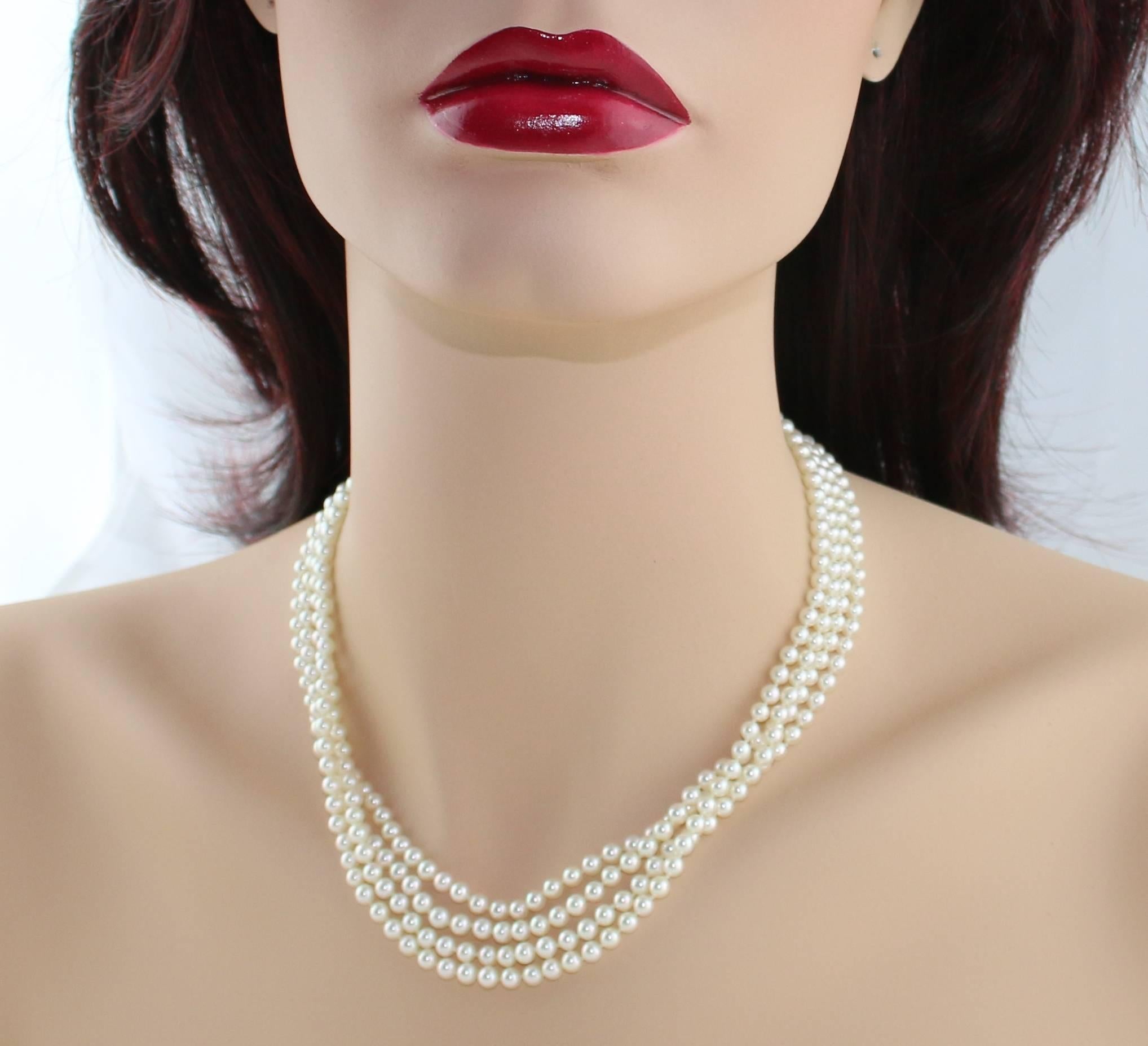 Collier en or à quatre rangs de perles d' Akoya de culture avec opale d'Australie Excellent état - En vente à New York, NY