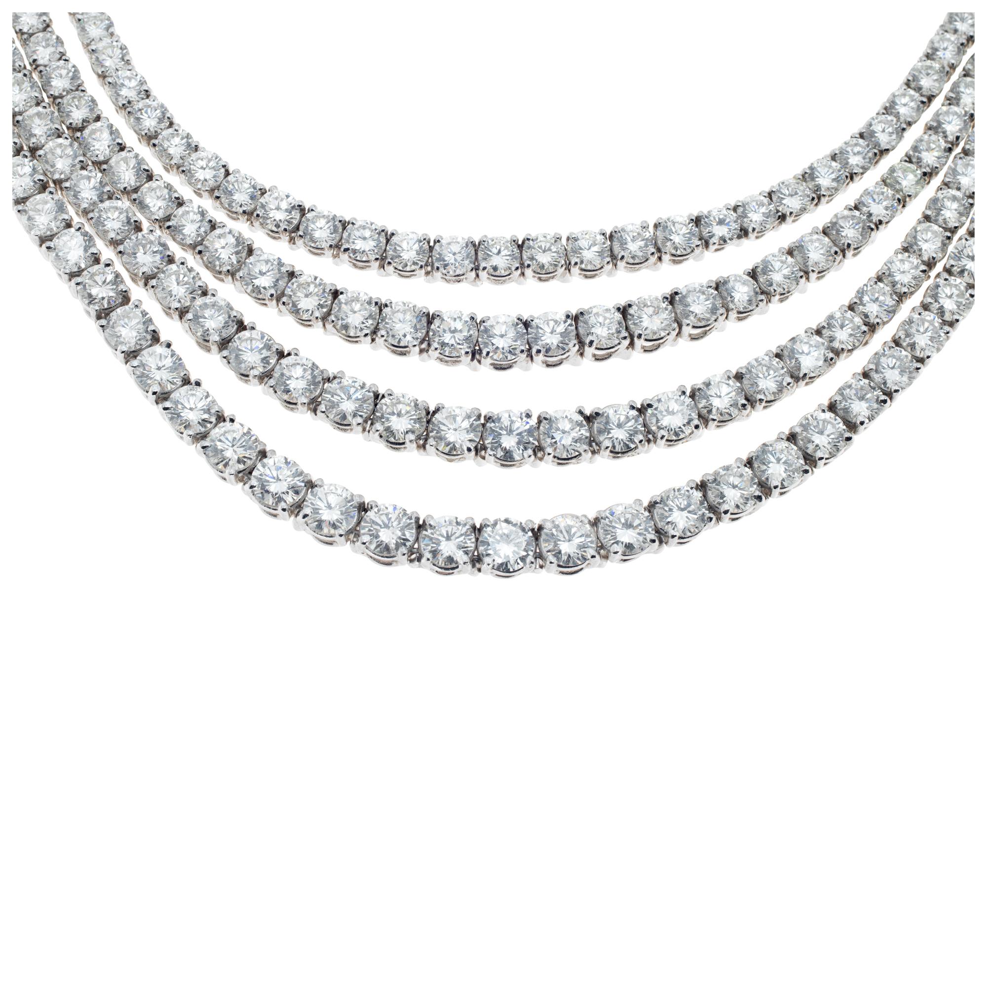 Collier et boucles d'oreilles pendantes en or blanc 18k à quatre rangs de diamants drapés. Plus de 42 carats de diamants ronds de taille brillant (couleur G-H, pureté VS). Longueur de la boucle d'oreille : 1,75 pouces. Collier : 15,75 pouces de